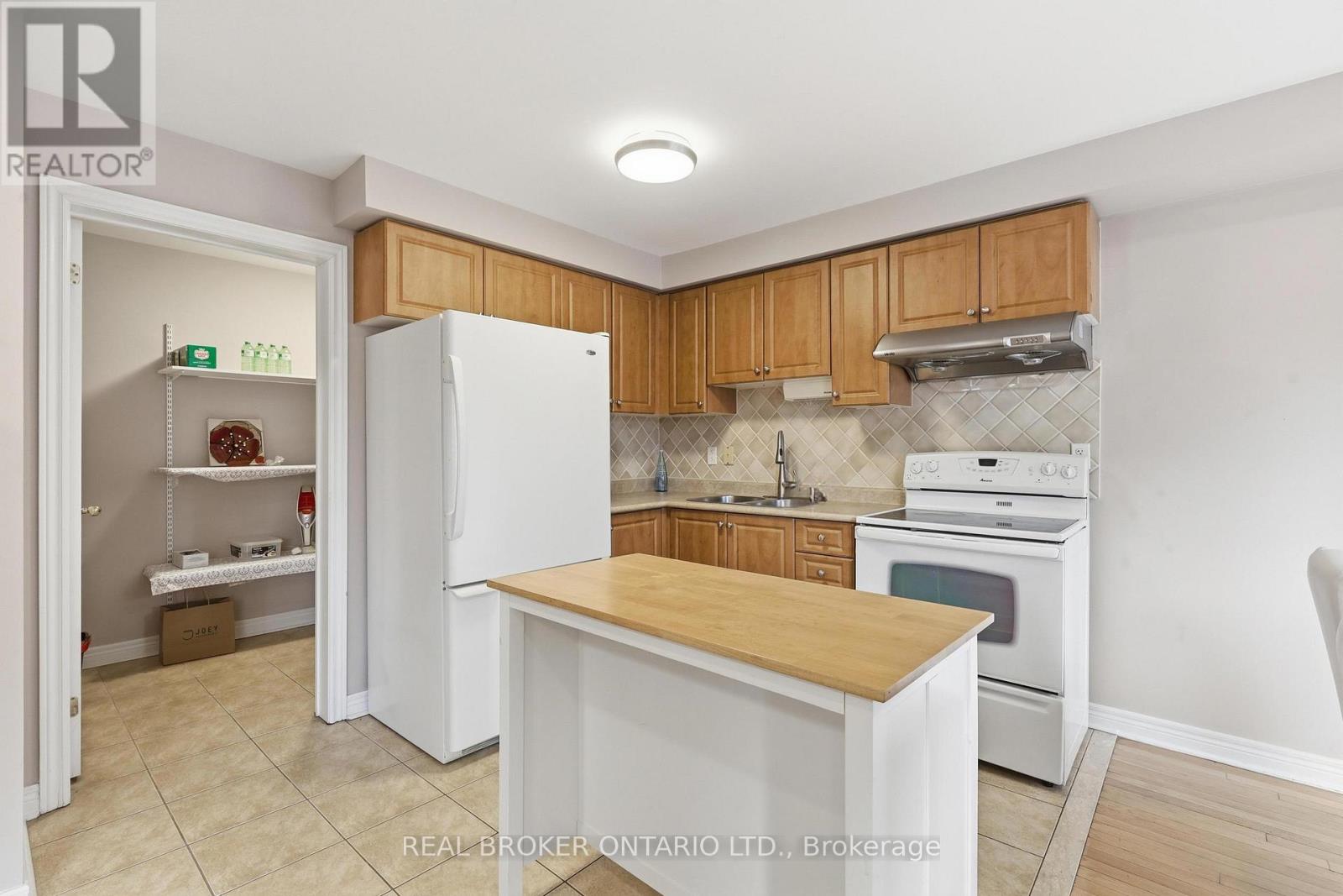 Main - 2 Sir Jacobs Crescent, Brampton, Ontario  L7A 3T4 - Photo 5 - W12924810