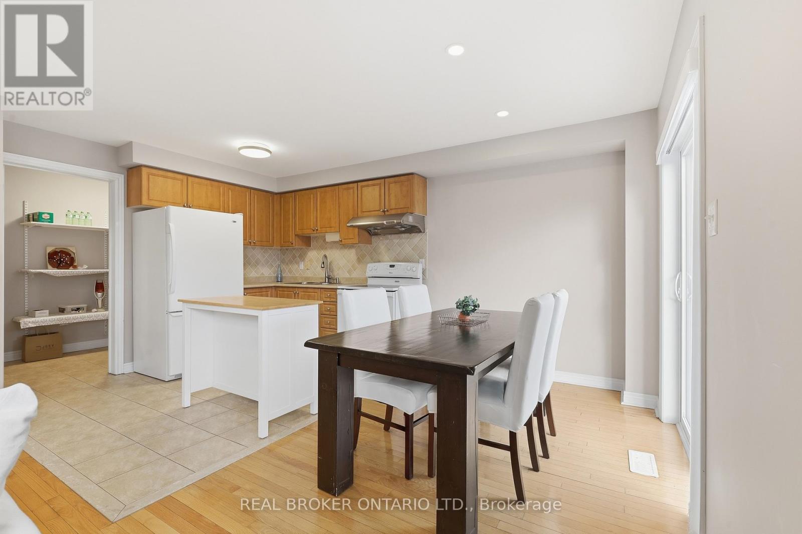 Main - 2 Sir Jacobs Crescent, Brampton, Ontario  L7A 3T4 - Photo 7 - W12924810