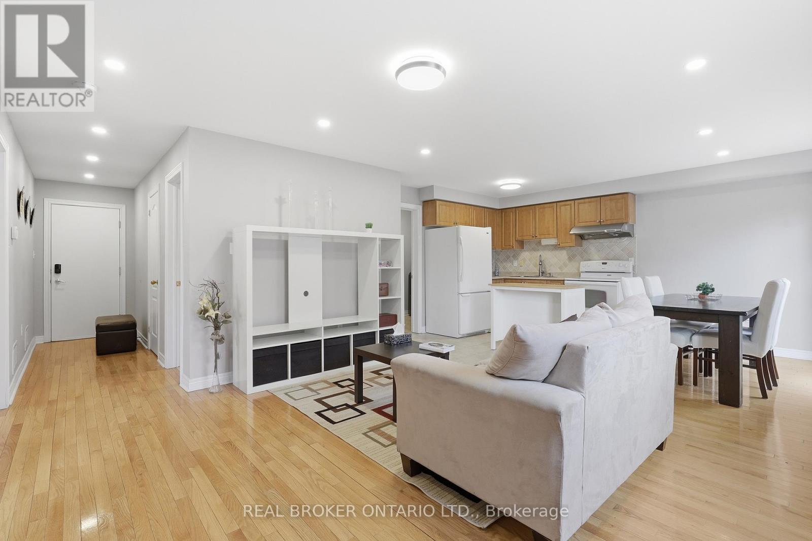 Main - 2 Sir Jacobs Crescent, Brampton, Ontario  L7A 3T4 - Photo 4 - W12924810