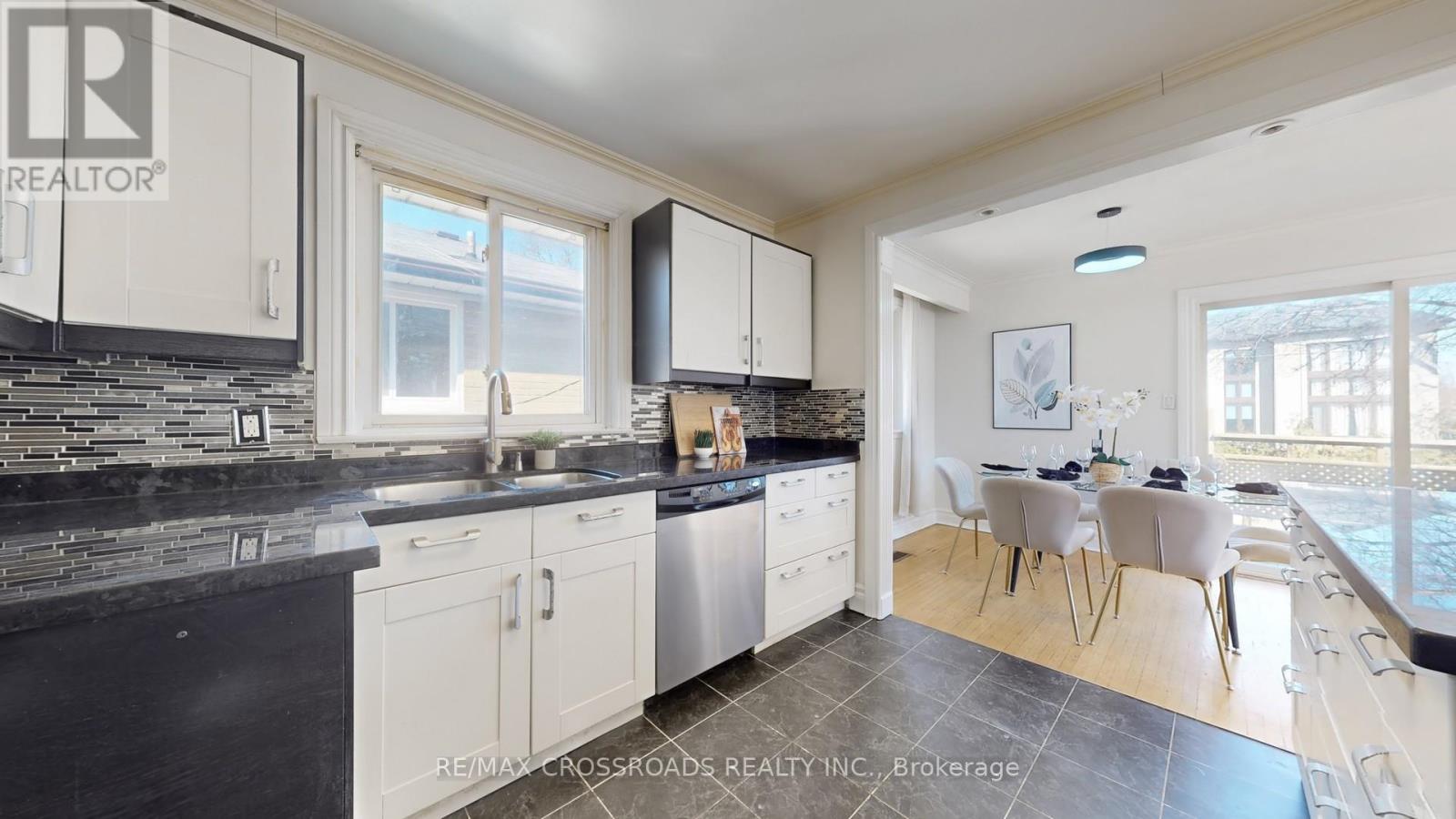 234 Sussex Avenue, Richmond Hill, Ontario  L4C 2G4 - Photo 5 - N12935104