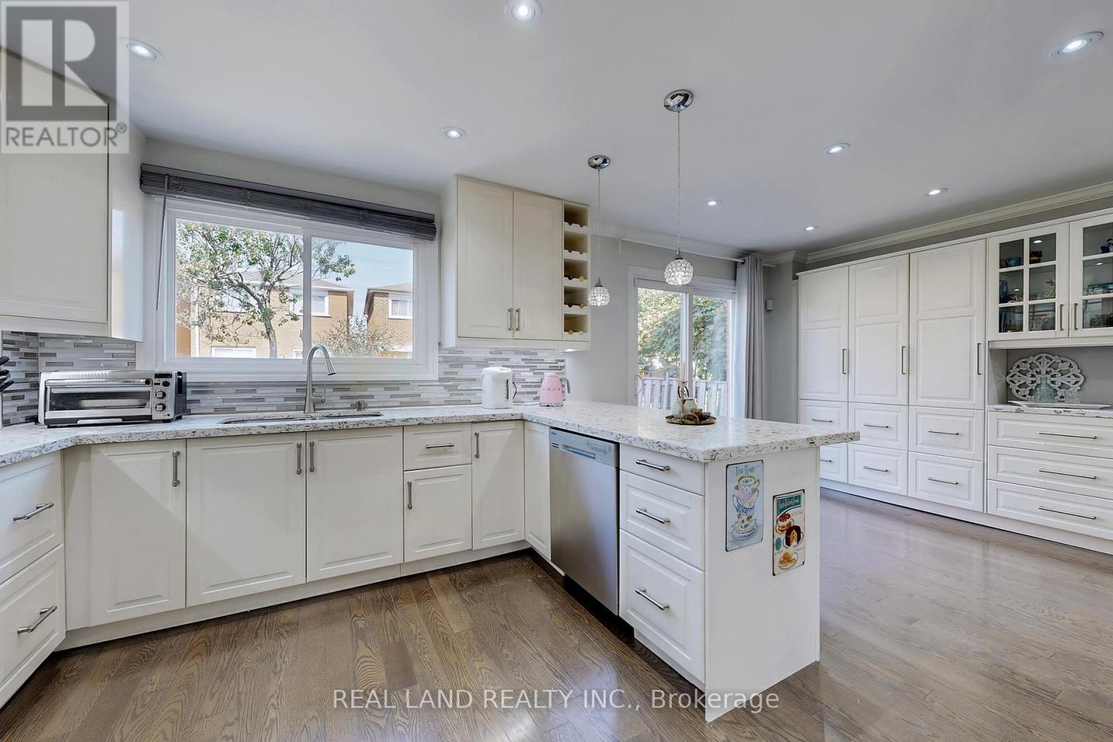 251 Glen Shields Avenue, Vaughan (Glen Shields), Ontario  L4K 2R1 - Photo 13 - N12935106