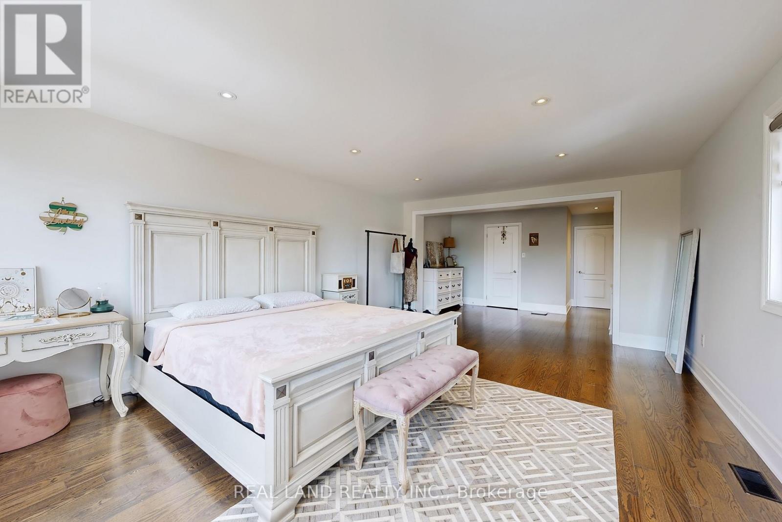 251 Glen Shields Avenue, Vaughan (Glen Shields), Ontario  L4K 2R1 - Photo 24 - N12935106