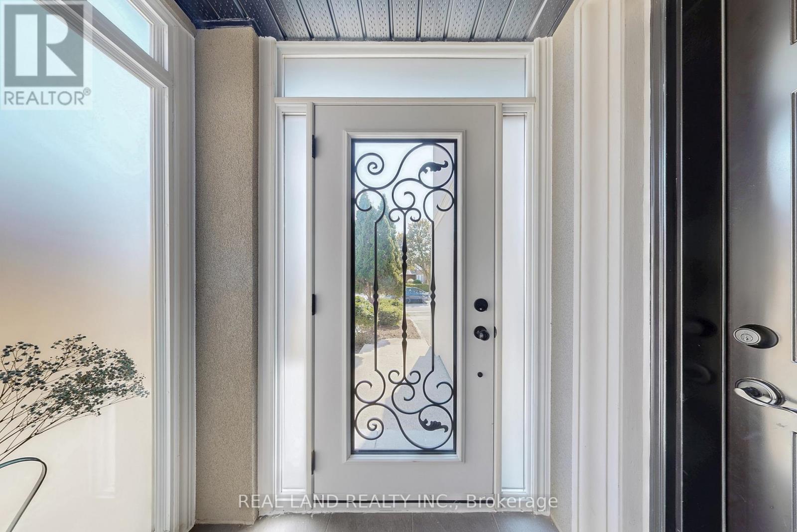 251 Glen Shields Avenue, Vaughan (Glen Shields), Ontario  L4K 2R1 - Photo 3 - N12935106