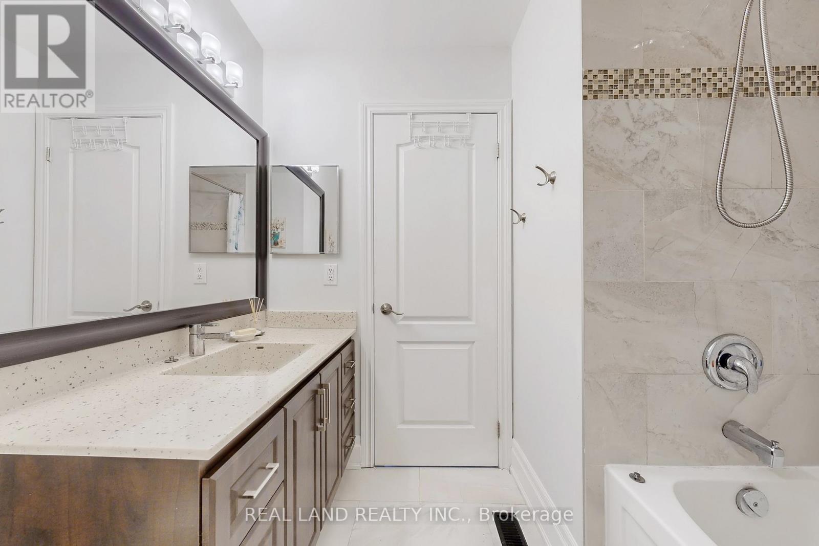 251 Glen Shields Avenue, Vaughan (Glen Shields), Ontario  L4K 2R1 - Photo 33 - N12935106