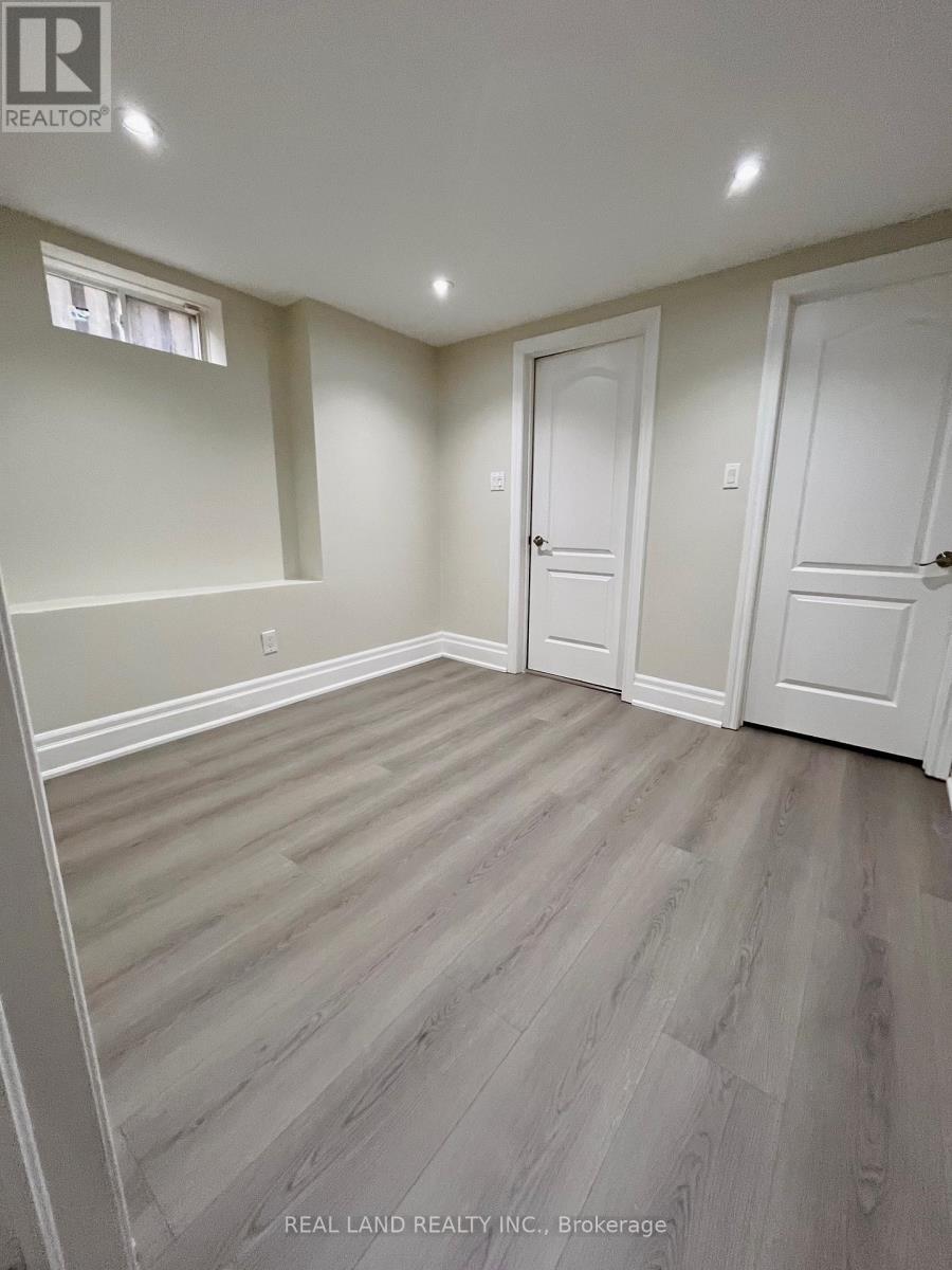 251 Glen Shields Avenue, Vaughan (Glen Shields), Ontario  L4K 2R1 - Photo 38 - N12935106