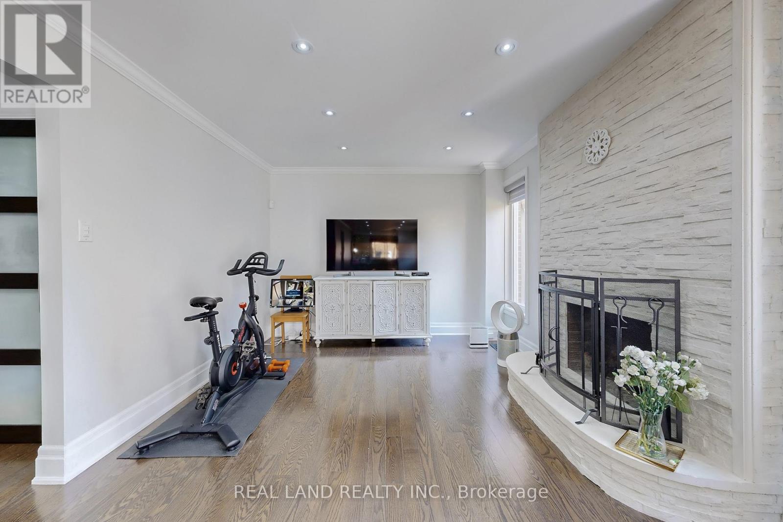 251 Glen Shields Avenue, Vaughan (Glen Shields), Ontario  L4K 2R1 - Photo 6 - N12935106