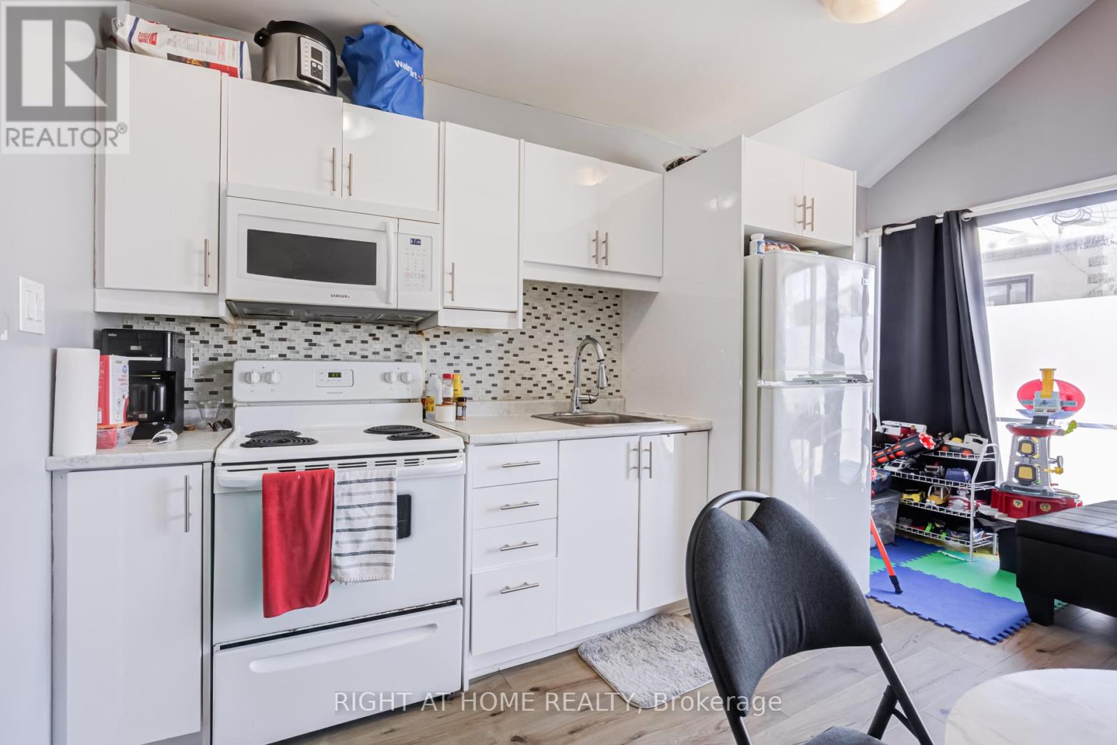 519 Rogers Road, Toronto (Keelesdale-Eglinton West), Ontario  M6M 1B4 - Photo 10 - W12935000