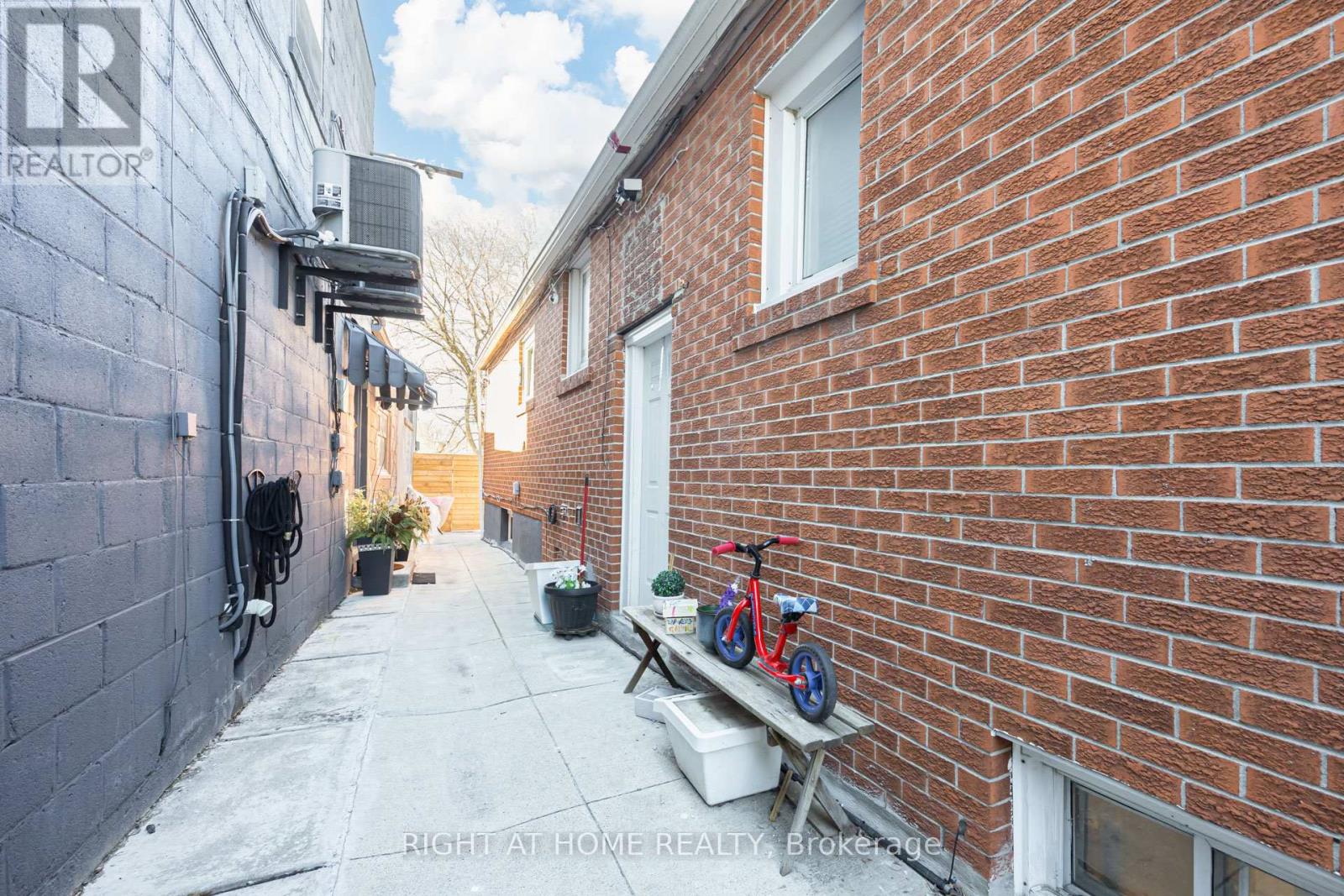 519 Rogers Road, Toronto (Keelesdale-Eglinton West), Ontario  M6M 1B4 - Photo 37 - W12935000