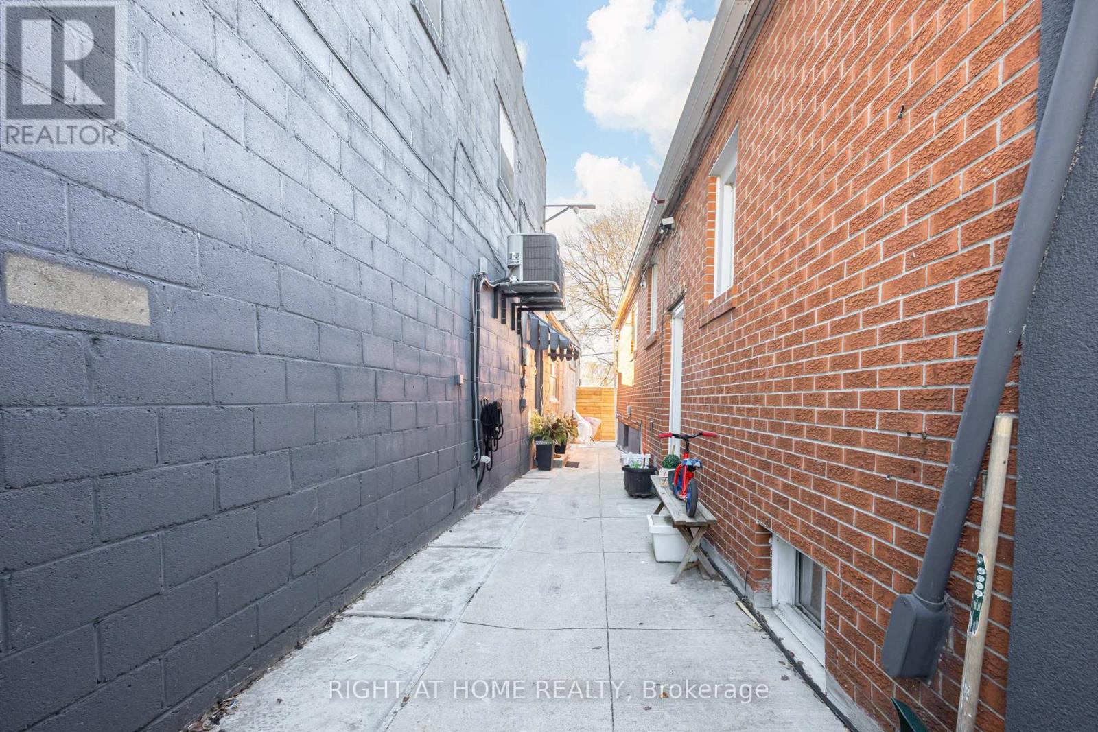 519 Rogers Road, Toronto (Keelesdale-Eglinton West), Ontario  M6M 1B4 - Photo 39 - W12935000