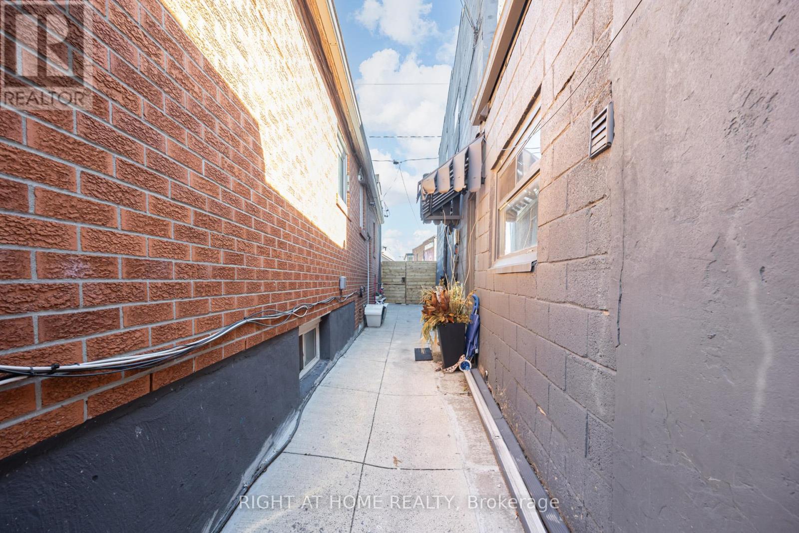 519 Rogers Road, Toronto (Keelesdale-Eglinton West), Ontario  M6M 1B4 - Photo 40 - W12935000