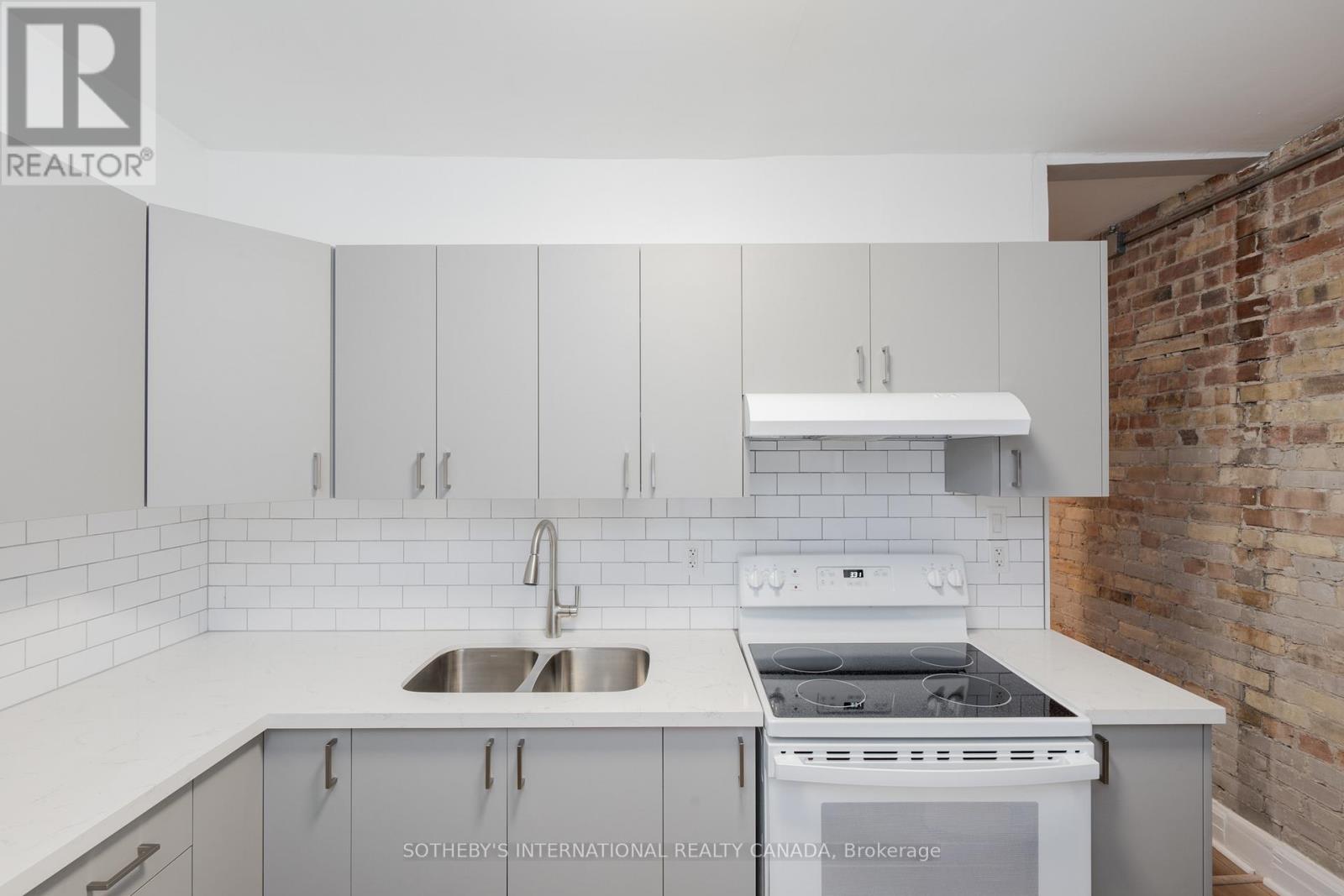 Upper - 15 Indian Rd Crescent, Toronto (High Park North), Ontario  M6P 2E9 - Photo 13 - W12935040