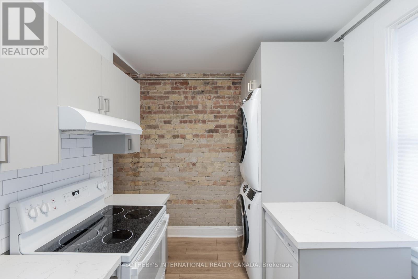 Upper - 15 Indian Rd Crescent, Toronto (High Park North), Ontario  M6P 2E9 - Photo 14 - W12935040