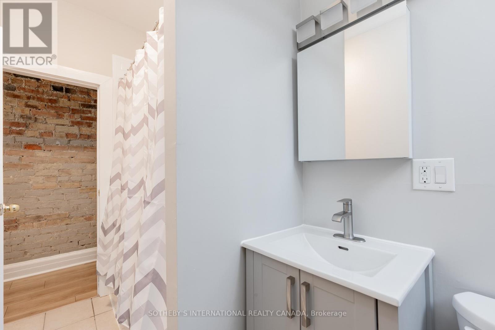 Upper - 15 Indian Rd Crescent, Toronto (High Park North), Ontario  M6P 2E9 - Photo 19 - W12935040