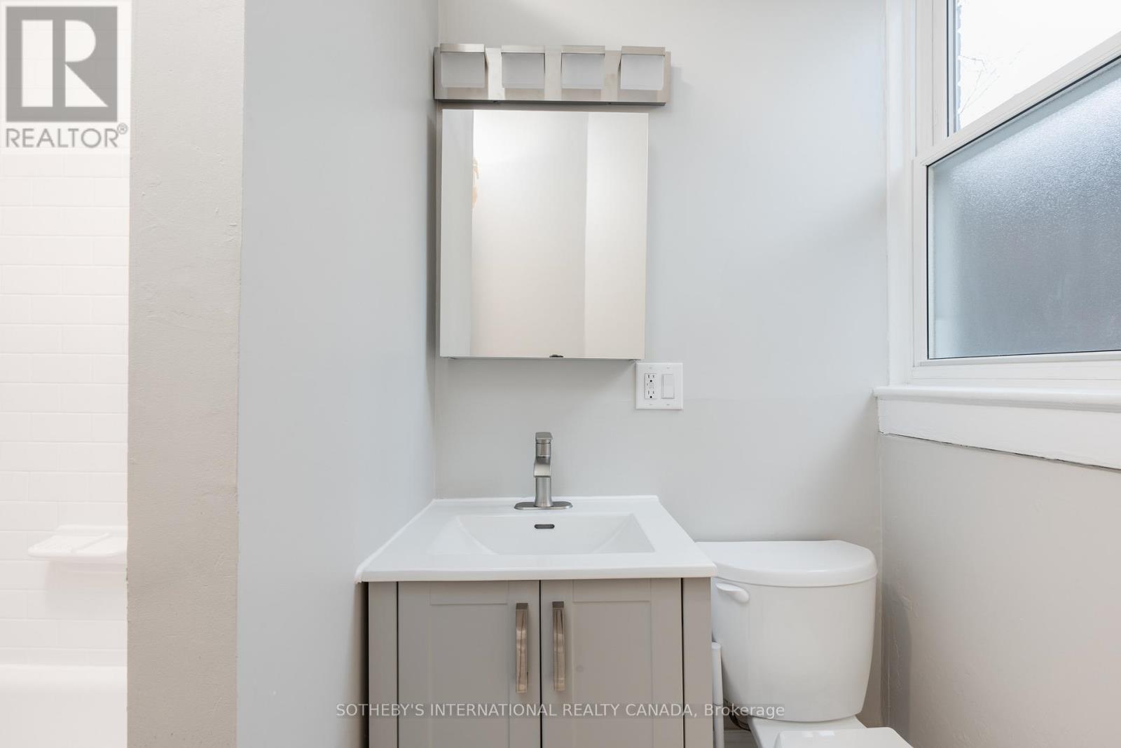 Upper - 15 Indian Rd Crescent, Toronto (High Park North), Ontario  M6P 2E9 - Photo 20 - W12935040