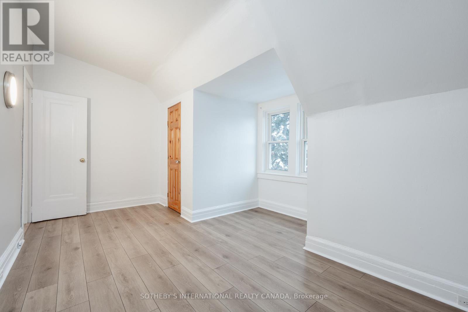 Upper - 15 Indian Rd Crescent, Toronto (High Park North), Ontario  M6P 2E9 - Photo 23 - W12935040