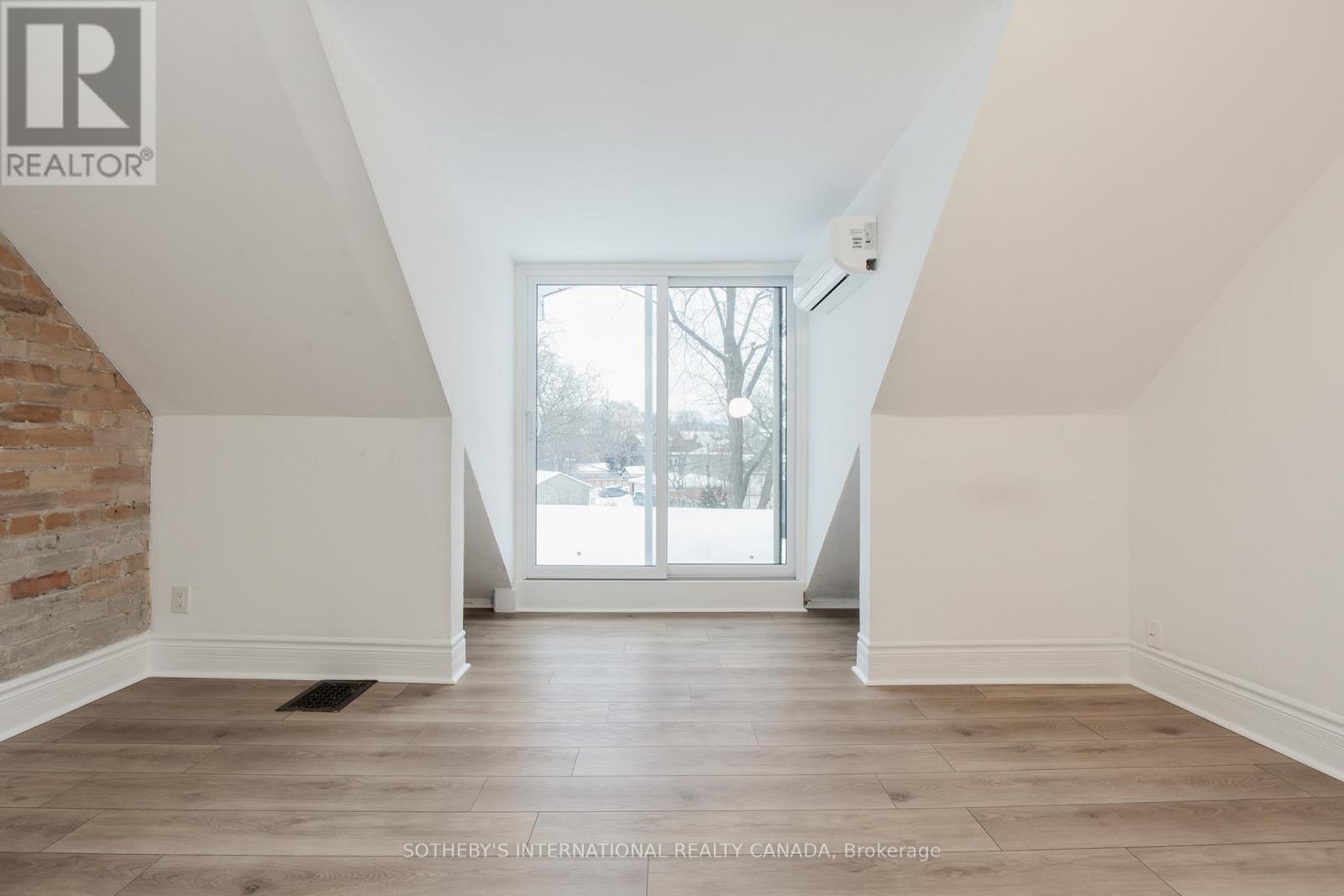 Upper - 15 Indian Rd Crescent, Toronto (High Park North), Ontario  M6P 2E9 - Photo 25 - W12935040