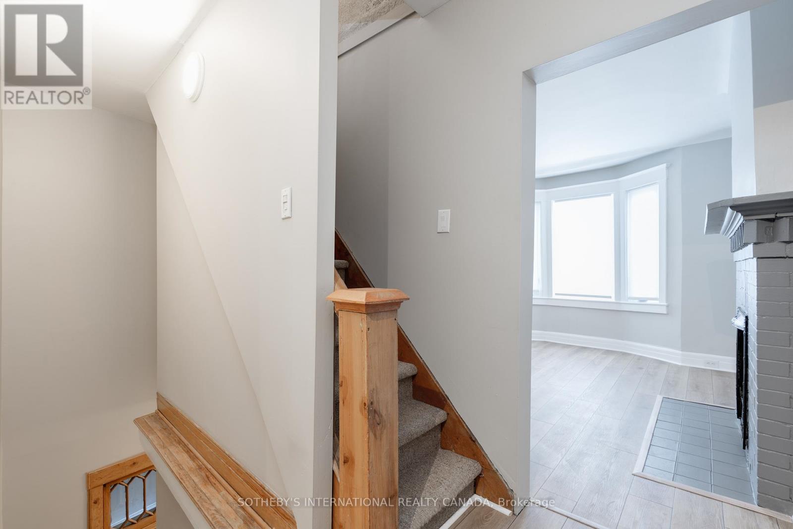 Upper - 15 Indian Rd Crescent, Toronto (High Park North), Ontario  M6P 2E9 - Photo 29 - W12935040