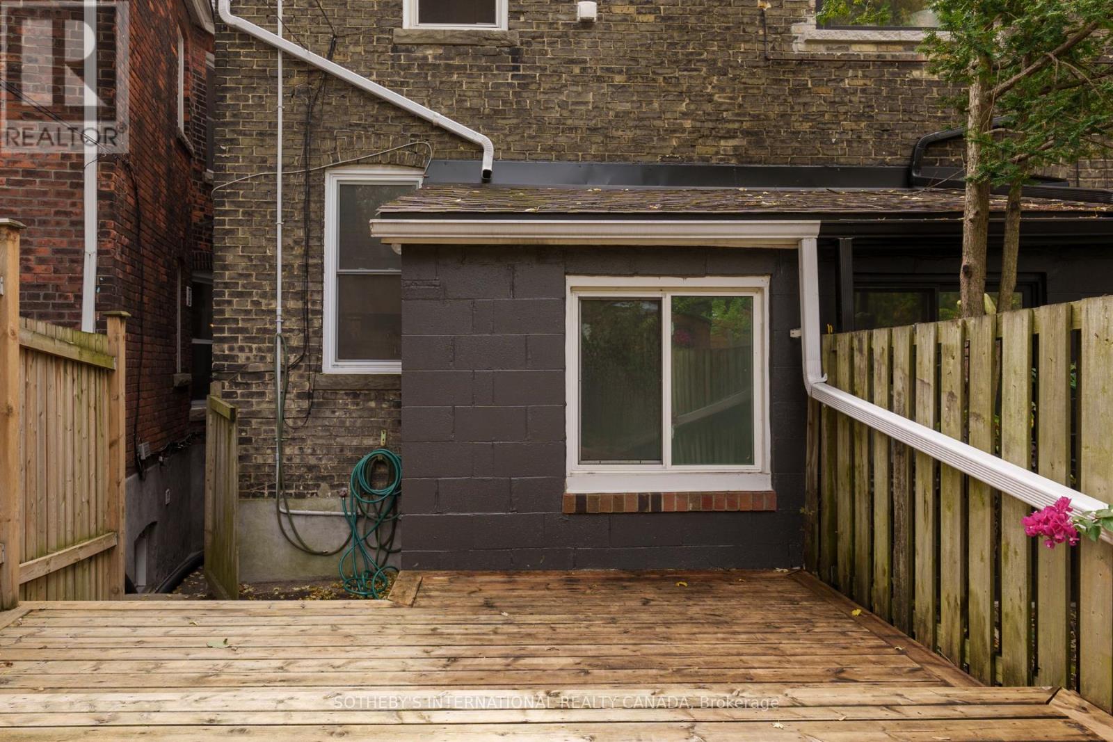 Upper - 15 Indian Rd Crescent, Toronto (High Park North), Ontario  M6P 2E9 - Photo 31 - W12935040