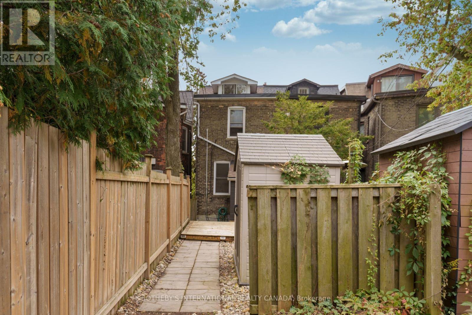 Upper - 15 Indian Rd Crescent, Toronto (High Park North), Ontario  M6P 2E9 - Photo 34 - W12935040