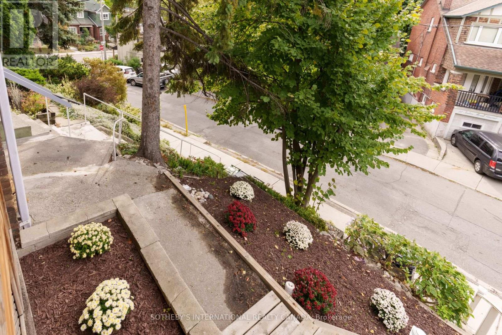 Upper - 15 Indian Rd Crescent, Toronto (High Park North), Ontario  M6P 2E9 - Photo 36 - W12935040