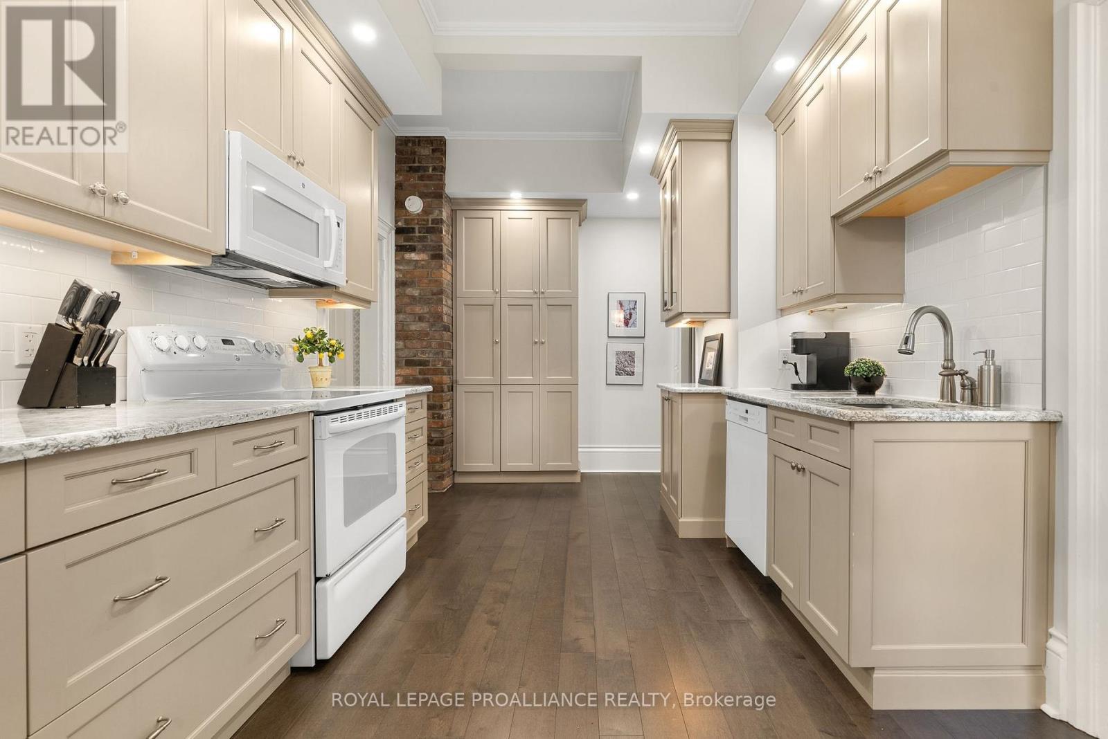 103 Bridge Street, Prince Edward County, Ontario  K0K 2T0 - Photo 4 - X12440538