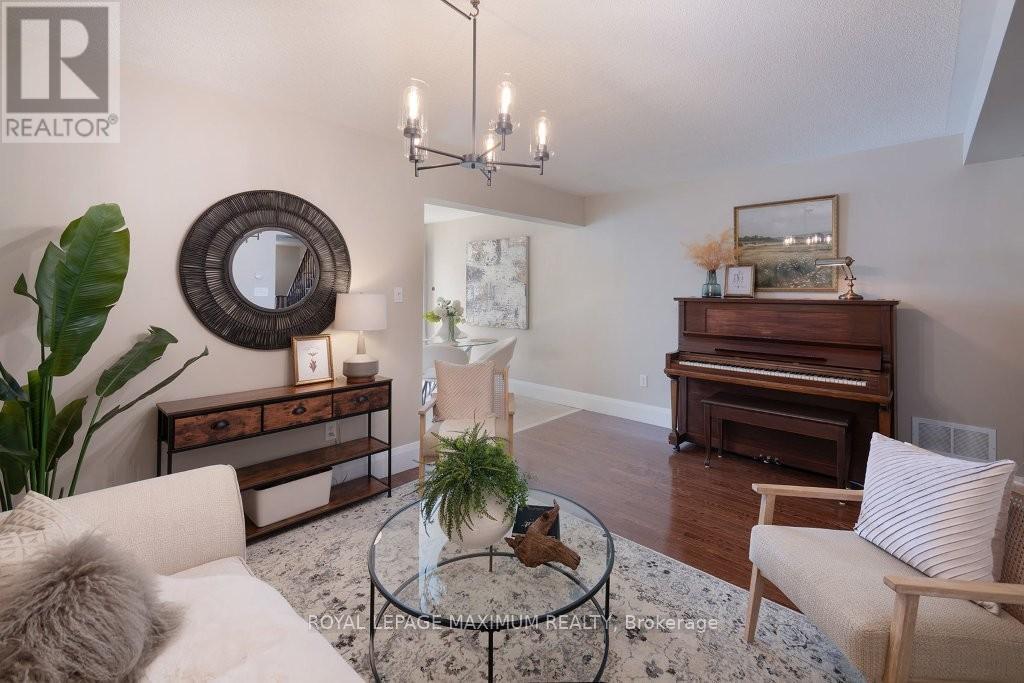 29 Barr Crescent, Aurora, Ontario  L4G 0C1 - Photo 4 - N12872500