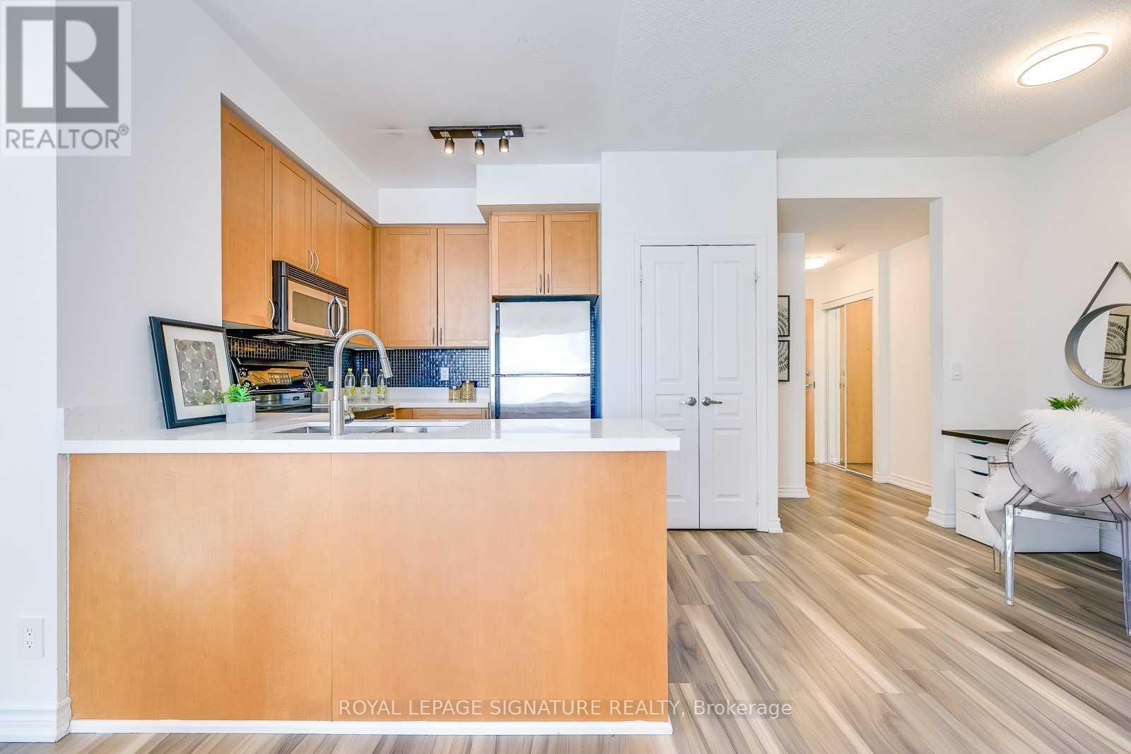 1709 - 3939 Duke Of York Boulevard, Mississauga (City Centre), Ontario  L5B 4N2 - Photo 6 - W12833346