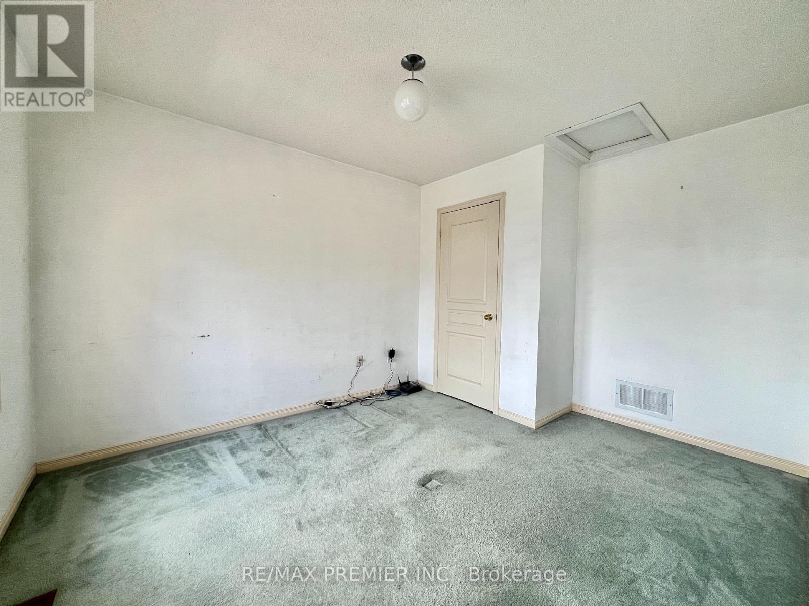 20 Manitoba Place, Brampton, Ontario  L6R 2H9 - Photo 9 - W12934652