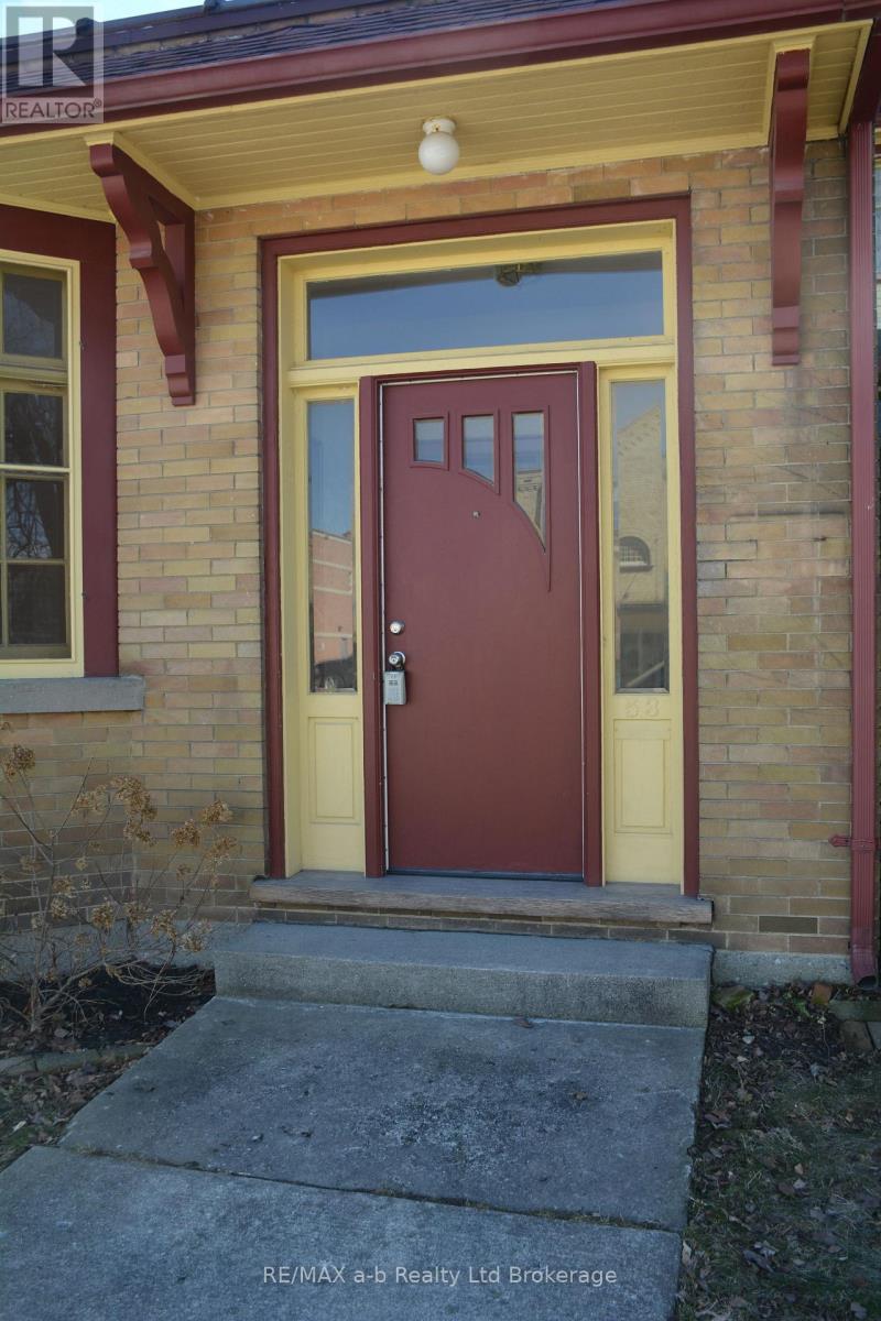 55 King Street W, Ingersoll, Ontario  N5C 2J7 - Photo 2 - X12935266