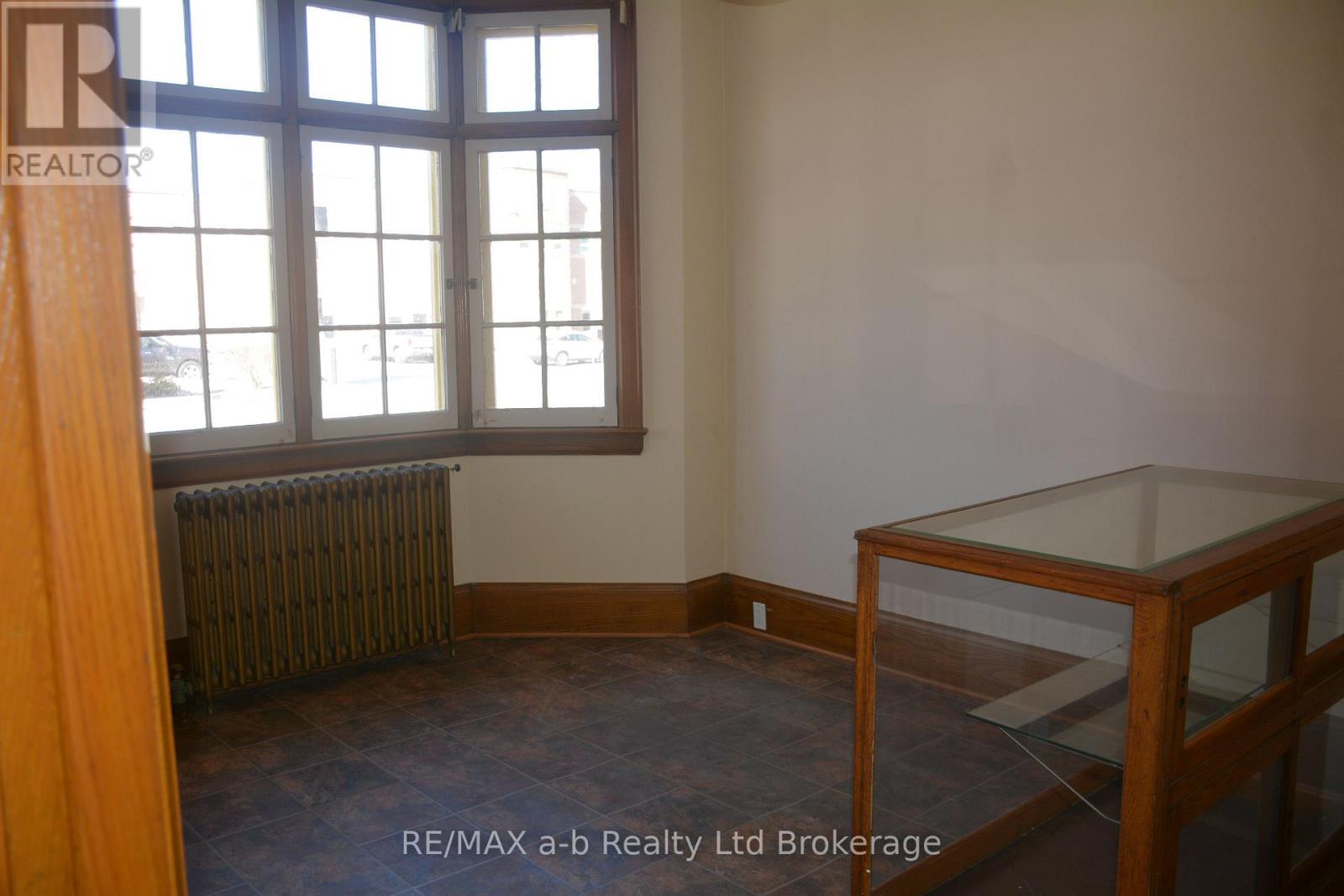 55 King Street W, Ingersoll, Ontario  N5C 2J7 - Photo 4 - X12935266