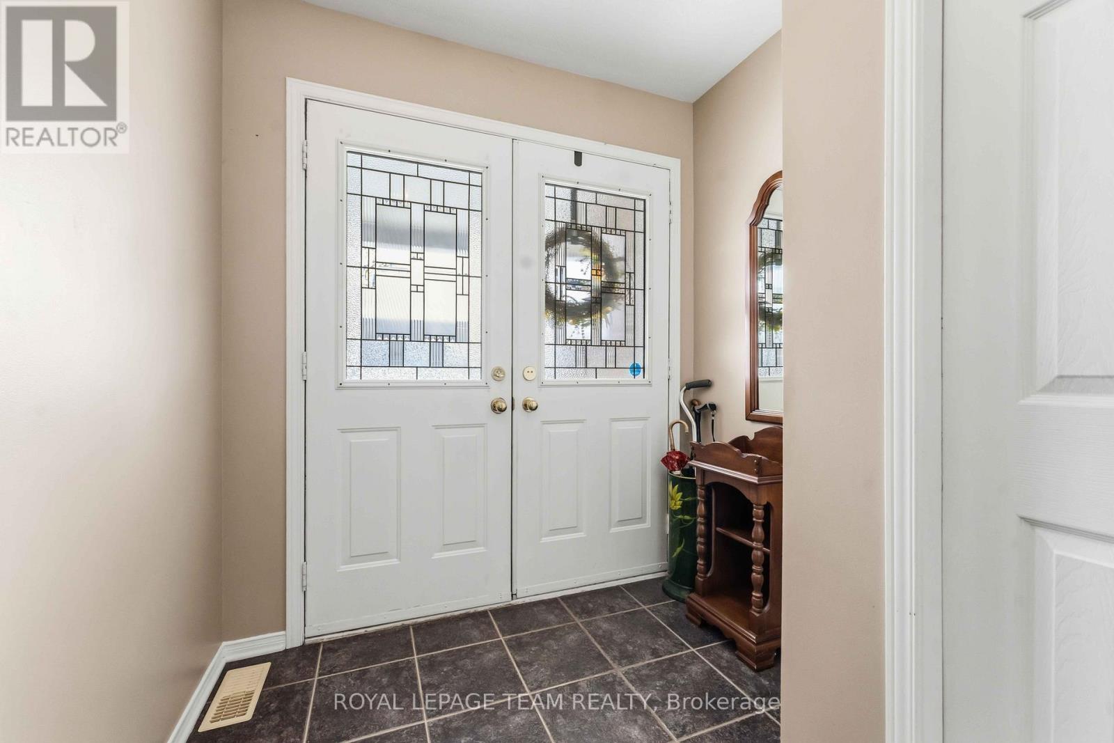 45 Burnstead Crescent, Ottawa, Ontario  K2M 2T4 - Photo 2 - X12935236