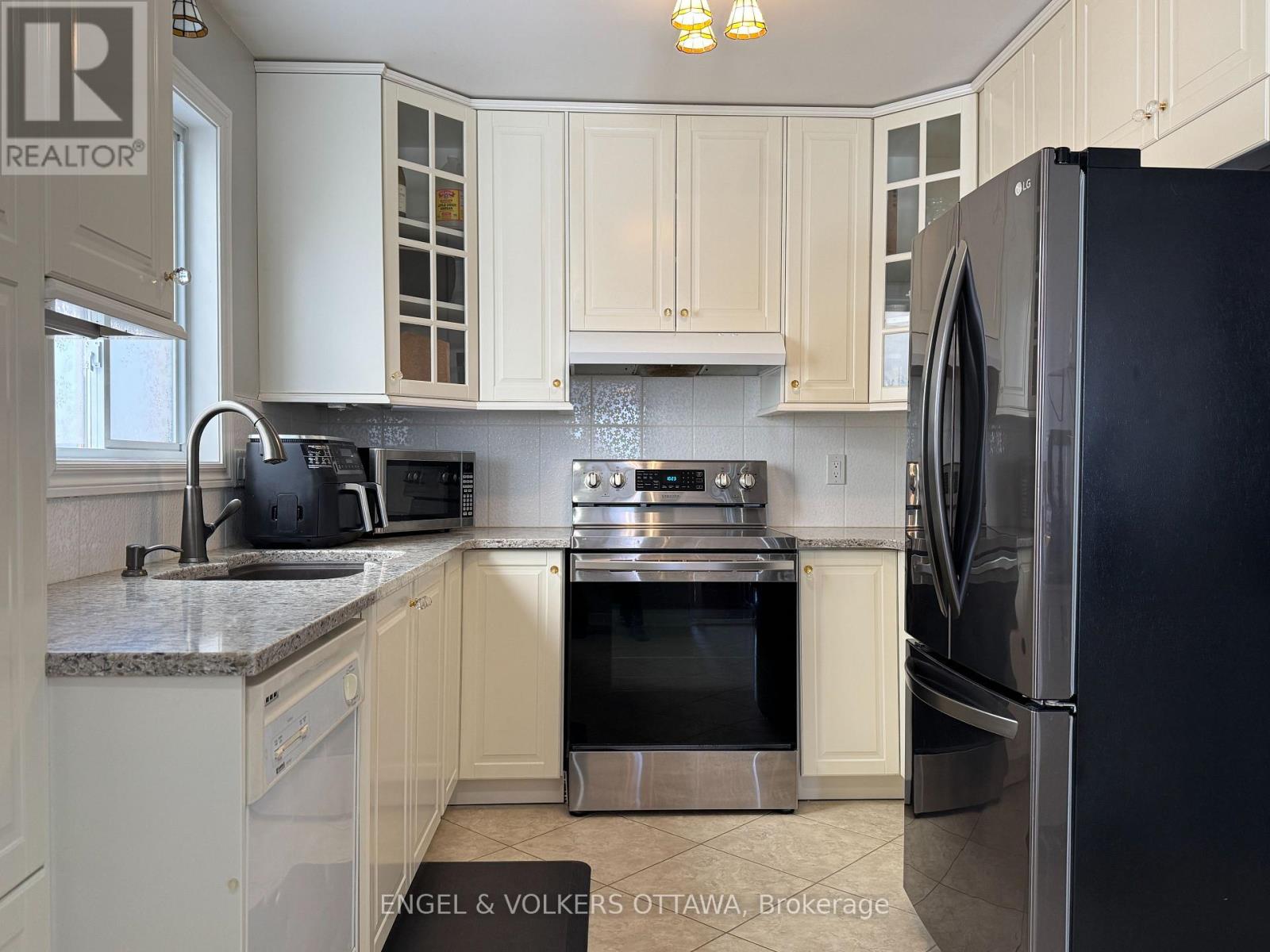 38 Chester Crescent, Ottawa, Ontario  K2J 2H3 - Photo 2 - X12935358