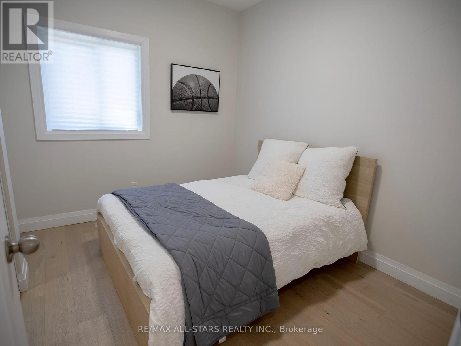 8 Georgina Street, Georgina, Ontario  L0E 1R0 - Photo 17 - N12933918