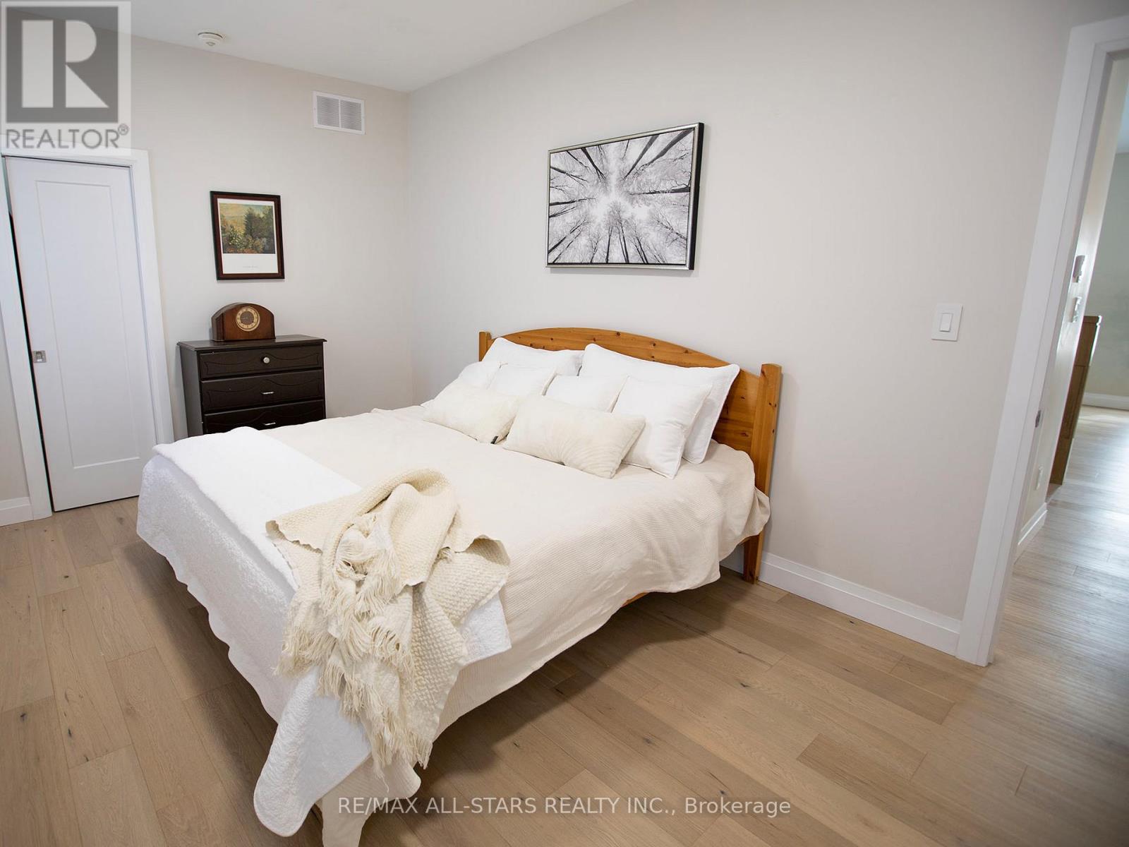 8 Georgina Street, Georgina, Ontario  L0E 1R0 - Photo 19 - N12933918