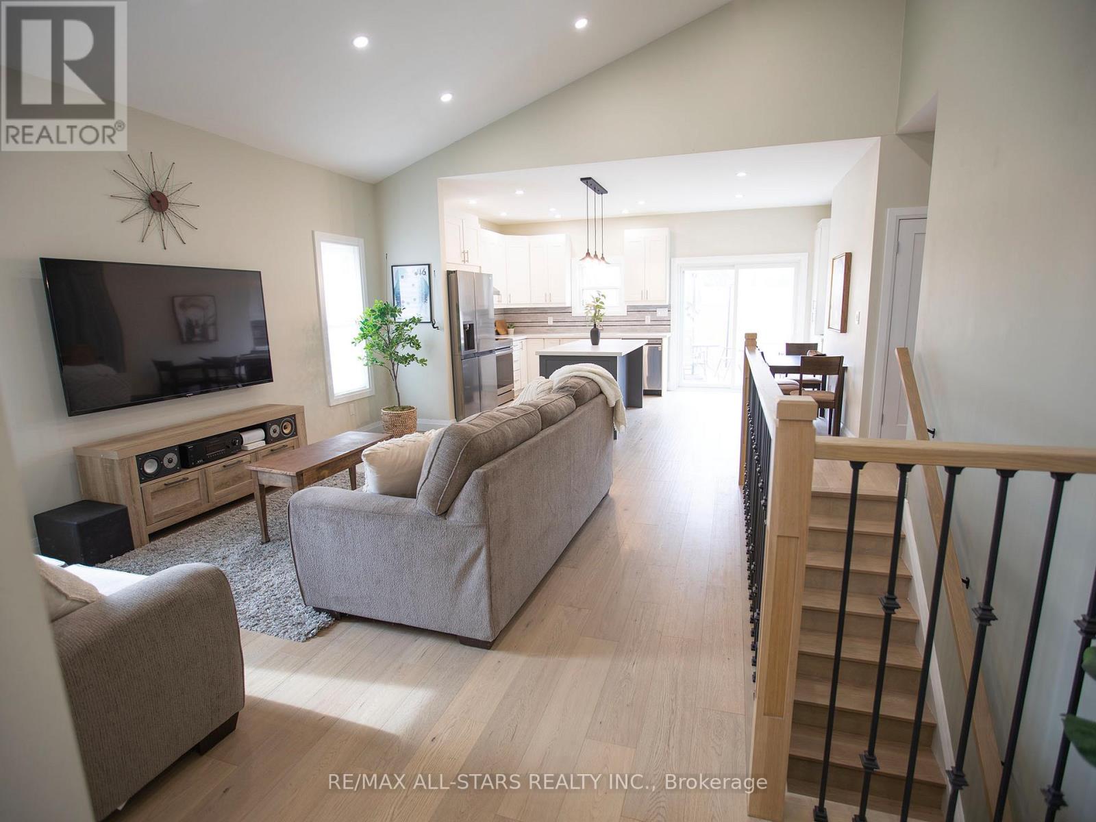 8 Georgina Street, Georgina, Ontario  L0E 1R0 - Photo 6 - N12933918