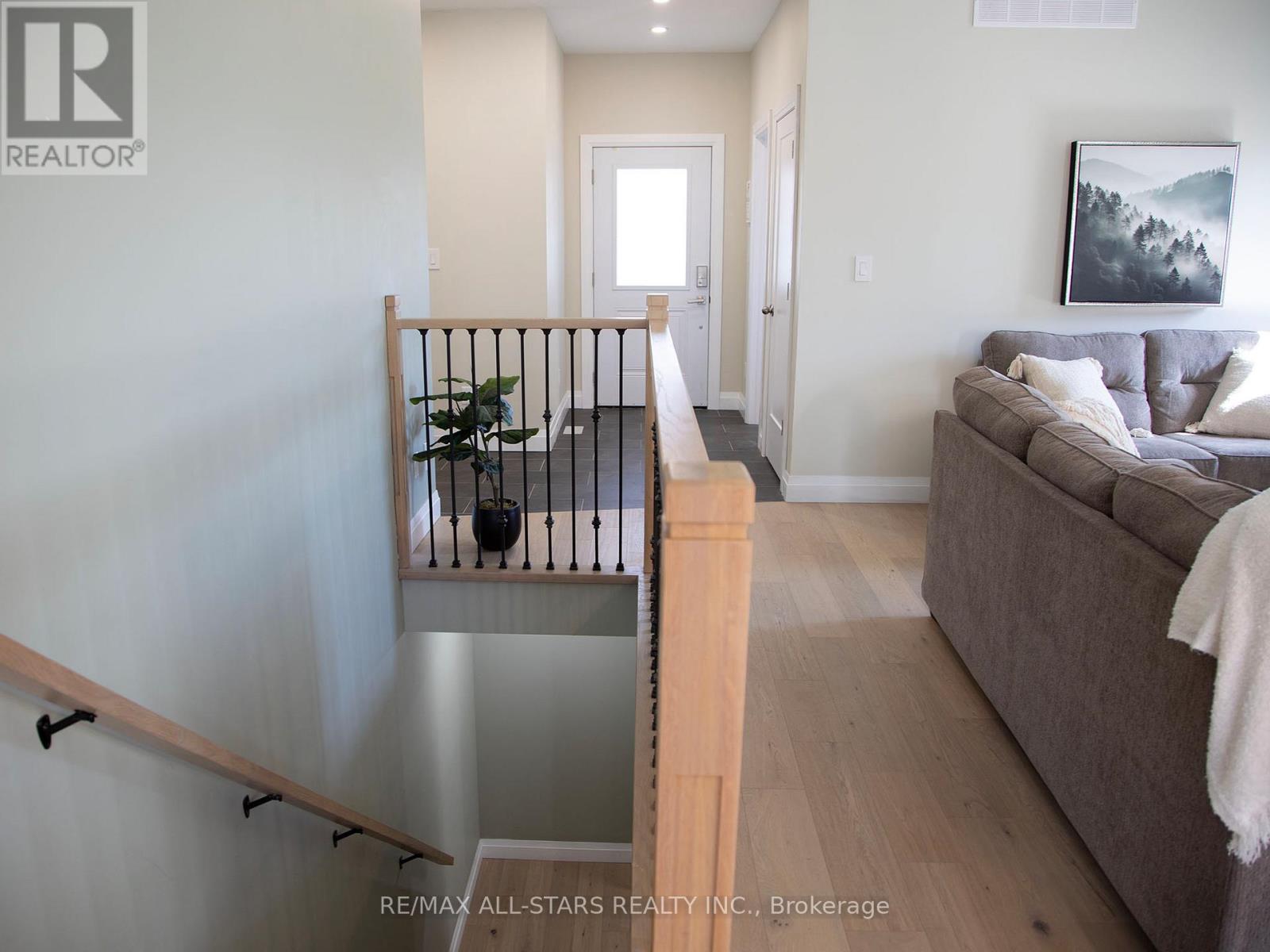 8 Georgina Street, Georgina, Ontario  L0E 1R0 - Photo 7 - N12933918