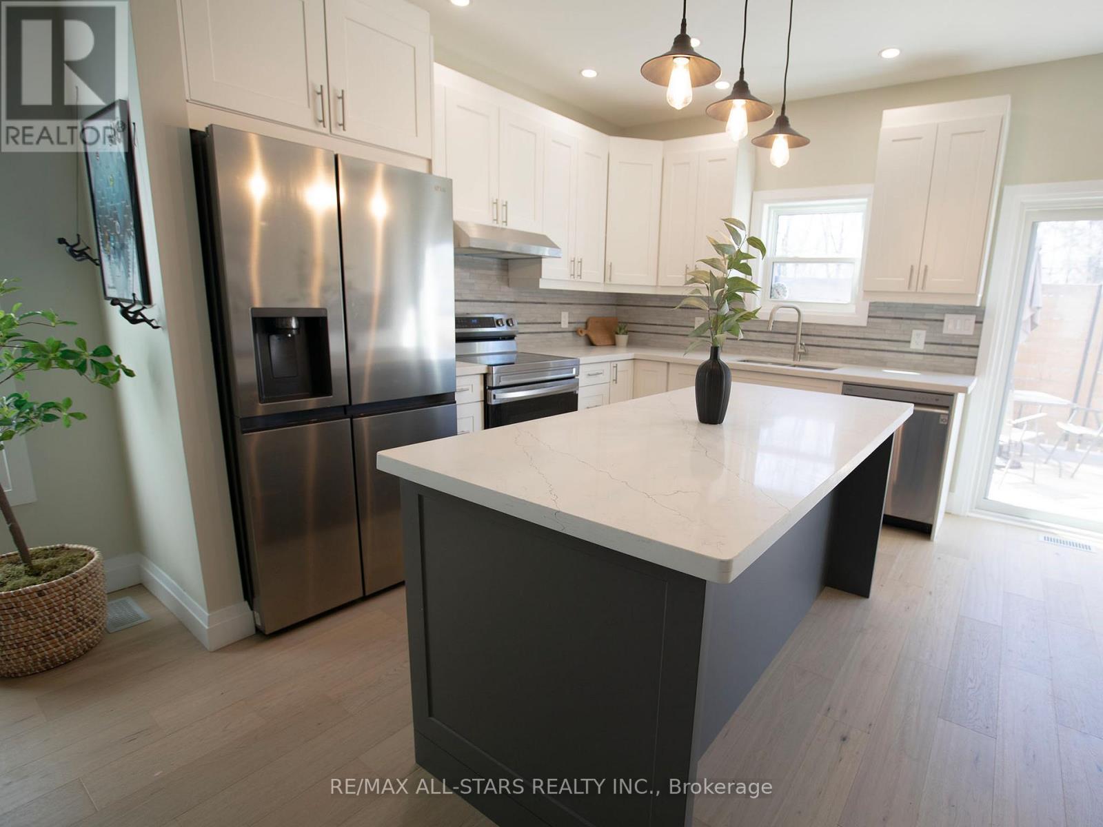 8 Georgina Street, Georgina, Ontario  L0E 1R0 - Photo 12 - N12933918