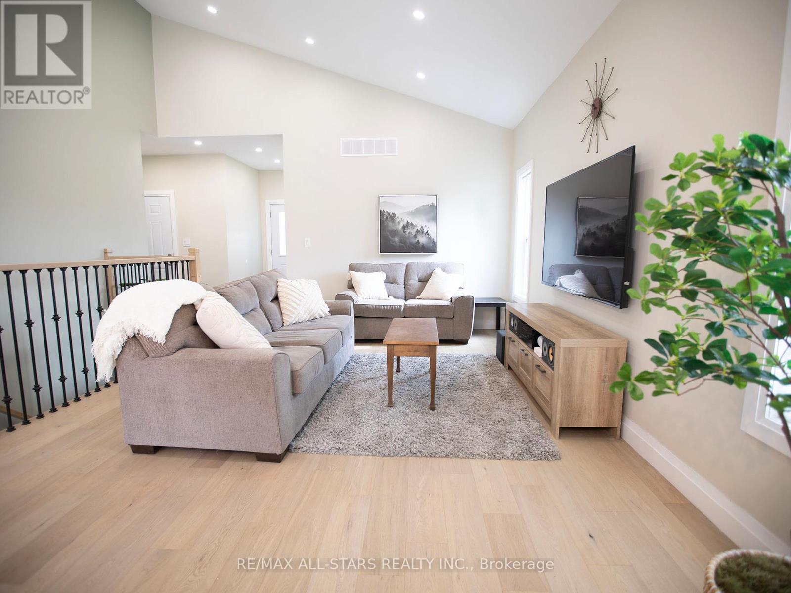 8 Georgina Street, Georgina, Ontario  L0E 1R0 - Photo 4 - N12933918