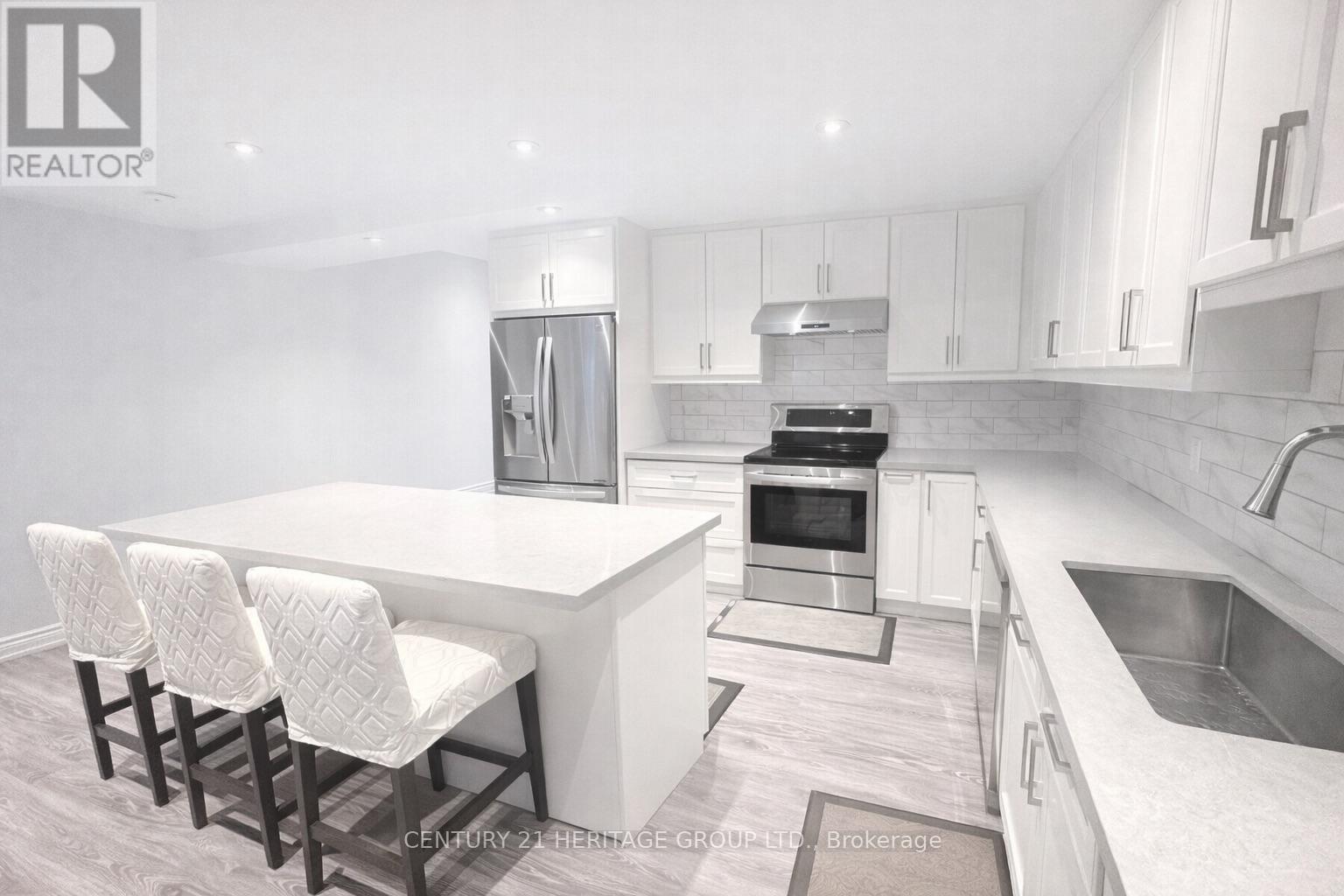 17 La Quinta Lane, Newmarket, Ontario  L3Y 0E2 - Photo 3 - N12935240