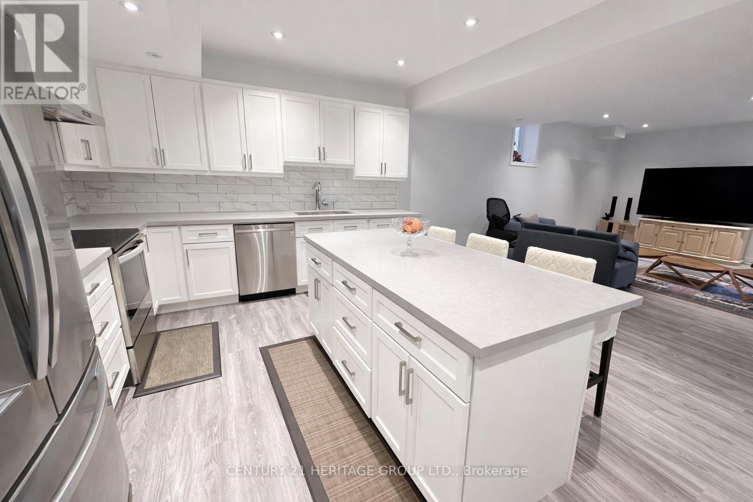 17 La Quinta Lane, Newmarket, Ontario  L3Y 0E2 - Photo 4 - N12935240