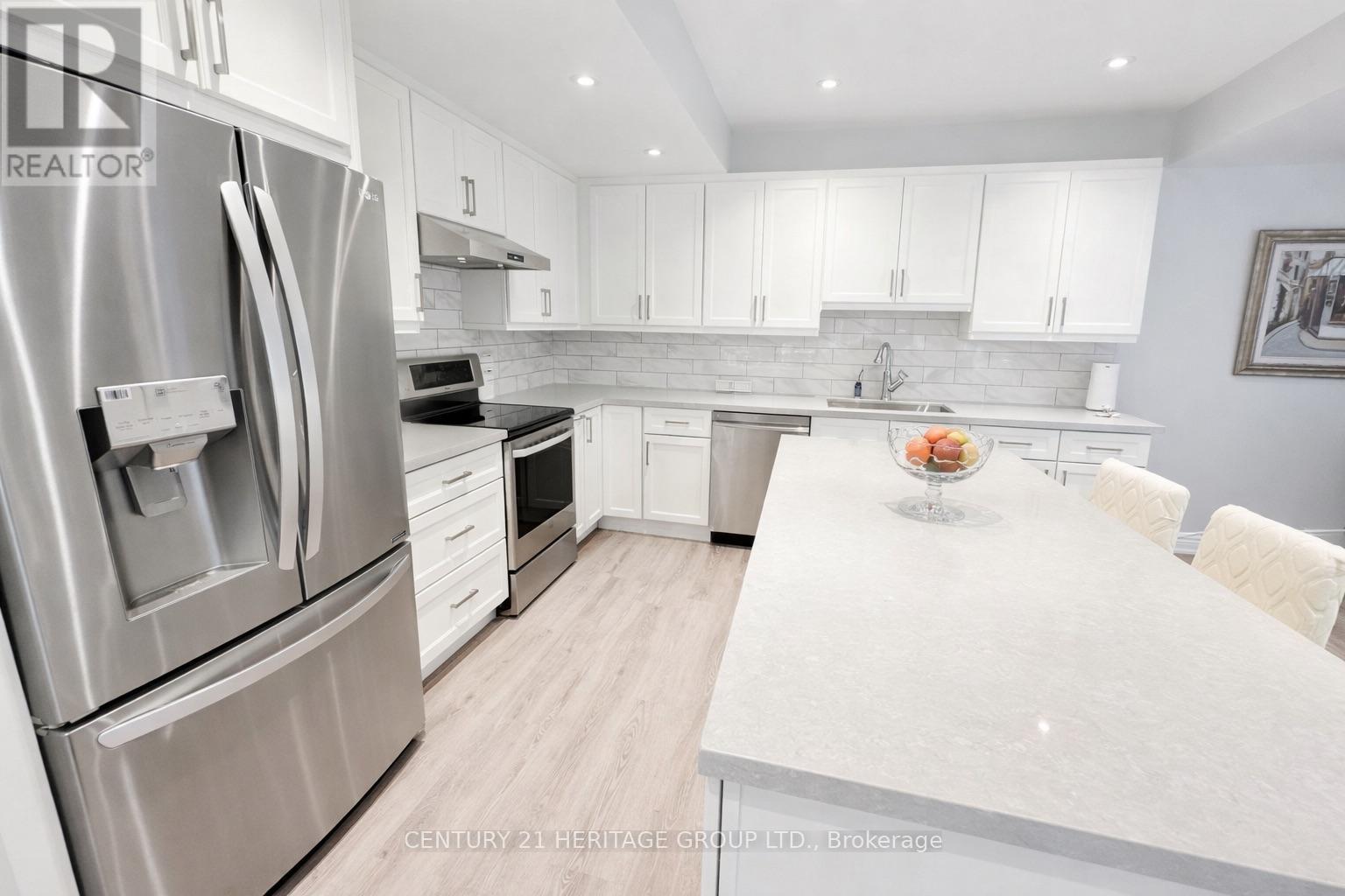 17 La Quinta Lane, Newmarket, Ontario  L3Y 0E2 - Photo 6 - N12935240