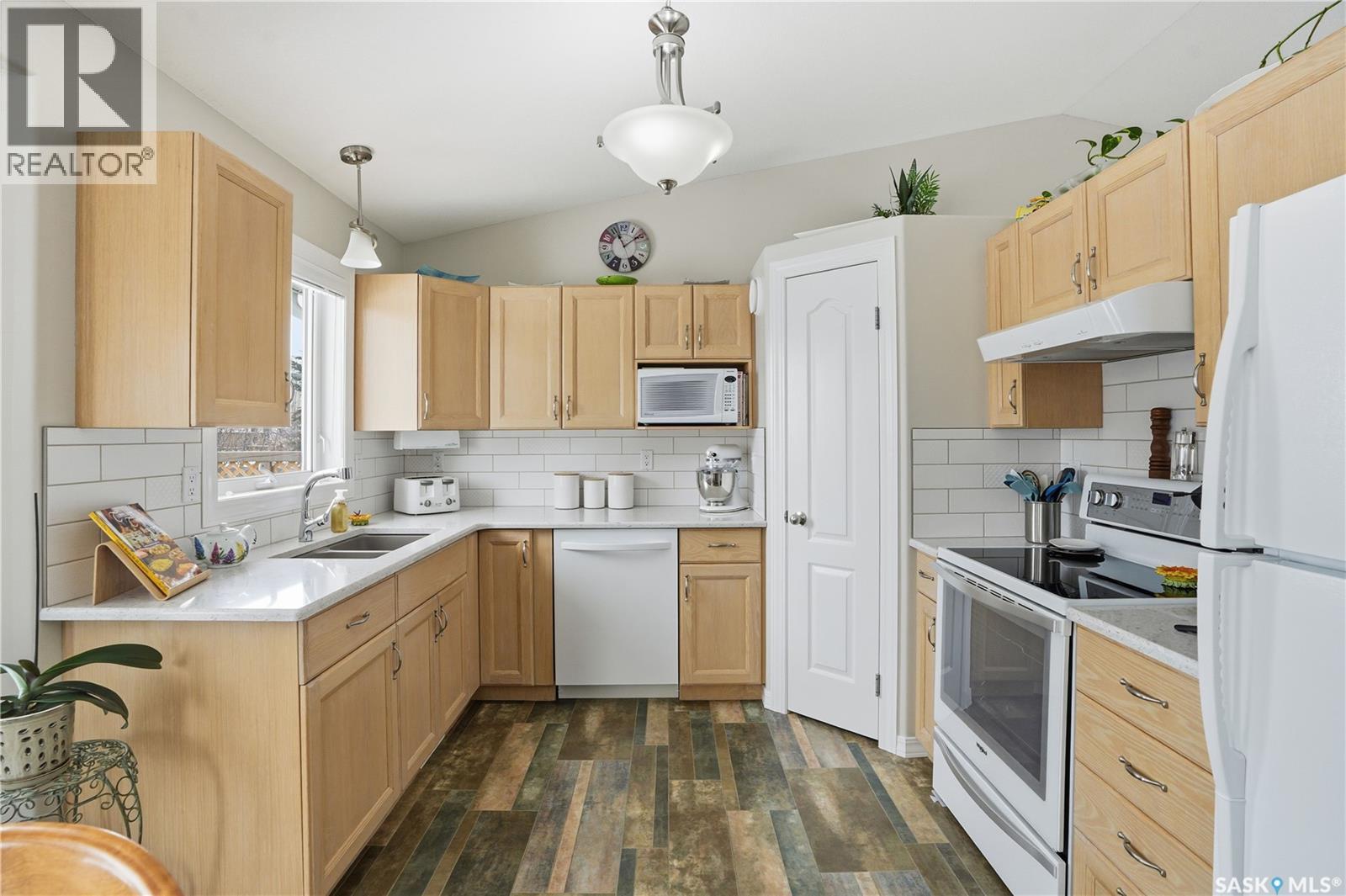 1002 Pezer Crescent, Saskatoon, Saskatchewan  S7S 1K1 - Photo 4 - SK031576