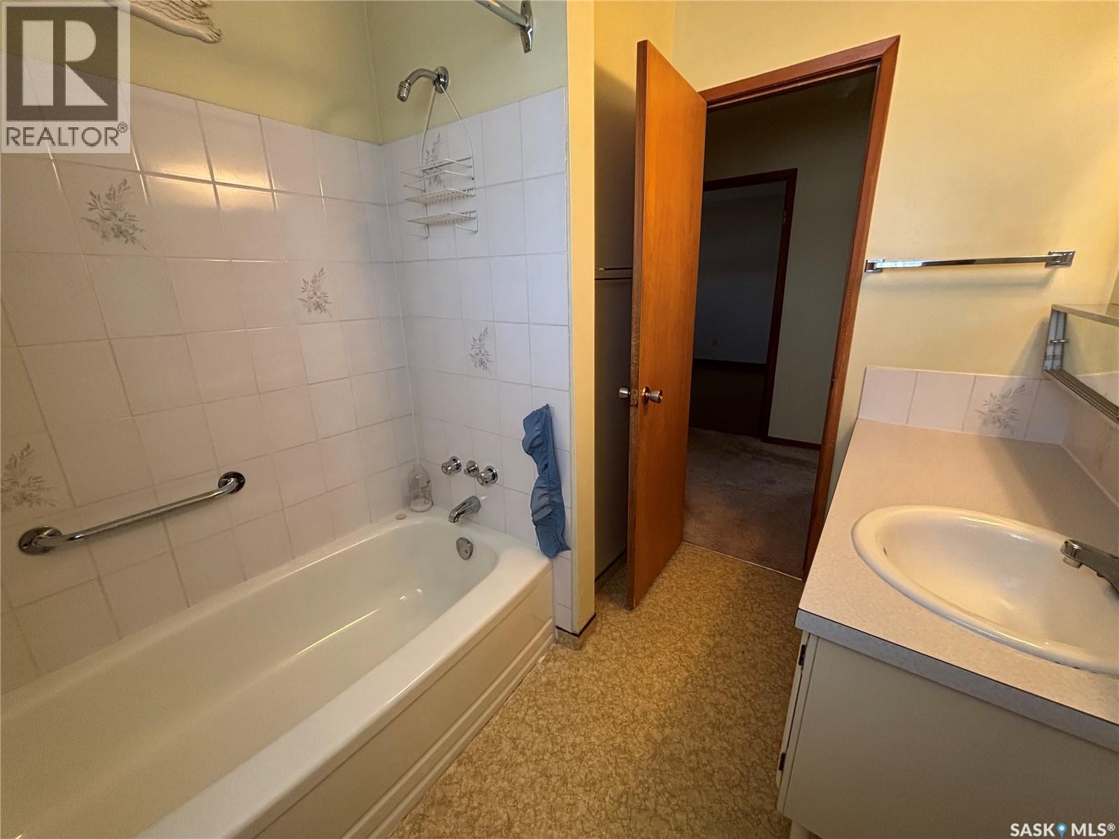 1356 King Crescent, Moose Jaw, Saskatchewan  S6H 3G2 - Photo 9 - SK031458