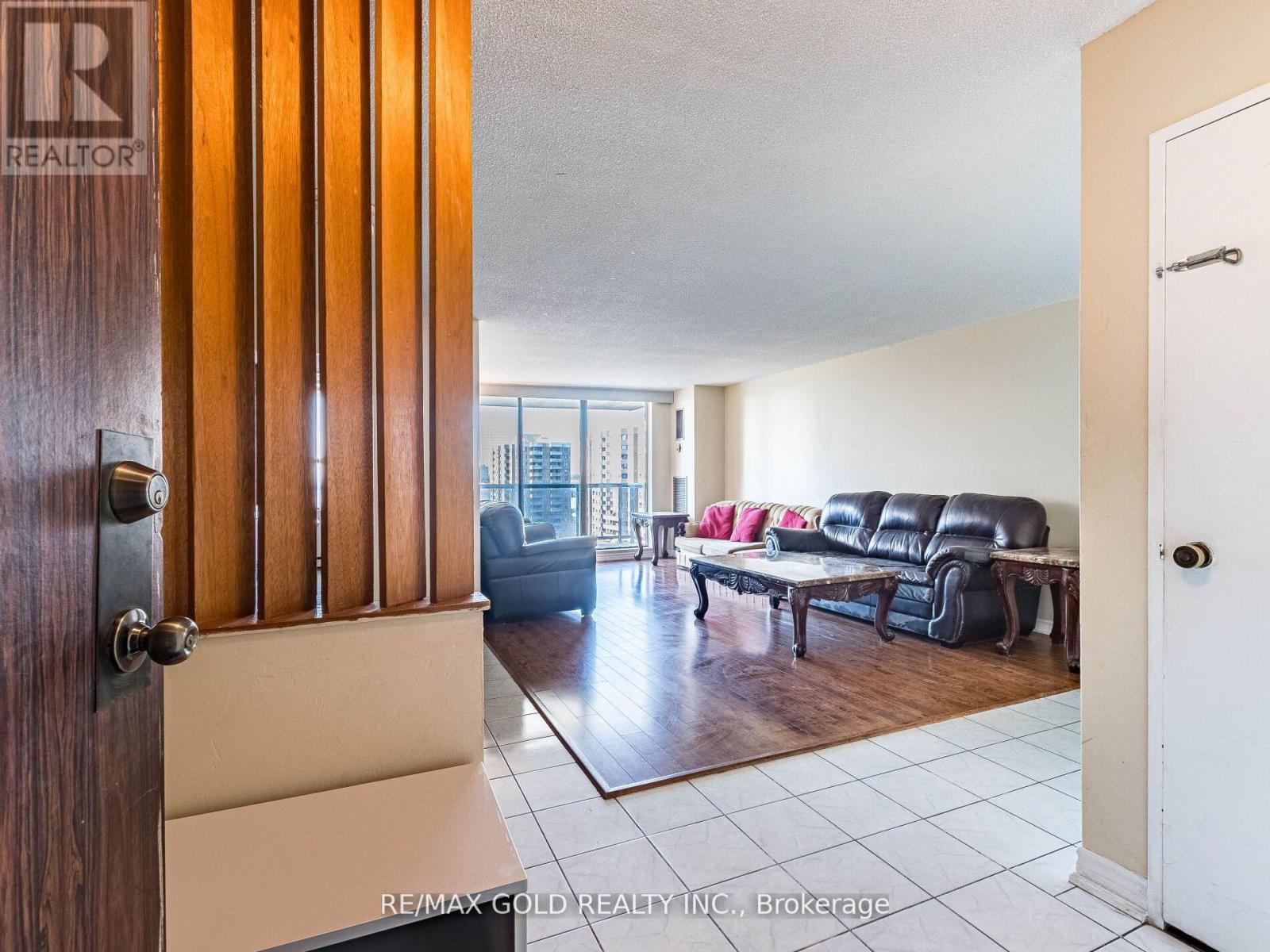 1010 - 17 Knightsbridge Road, Brampton, Ontario L6T 3X9 - Photo 8 - W12935286