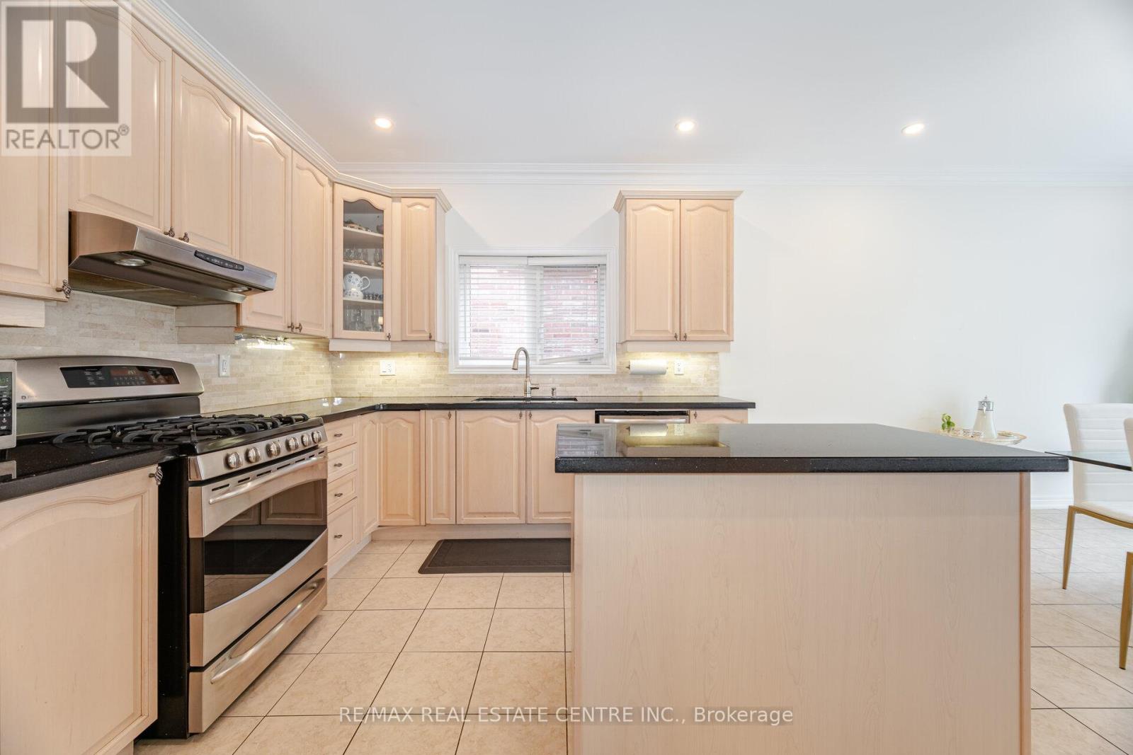 3401 Hideaway Place, Mississauga, Ontario  L5M 0A7 - Photo 11 - W12935374