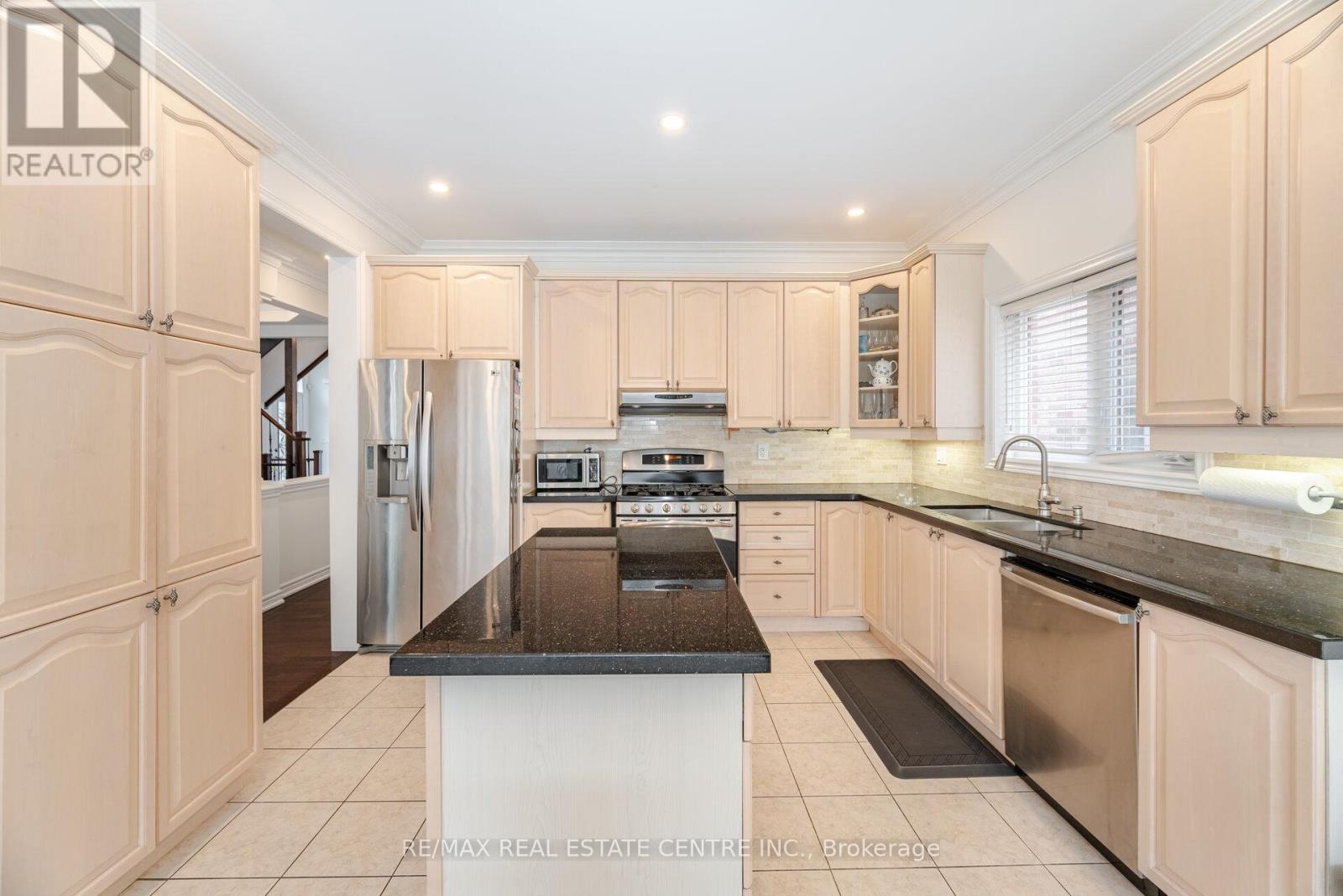 3401 Hideaway Place, Mississauga, Ontario  L5M 0A7 - Photo 13 - W12935374