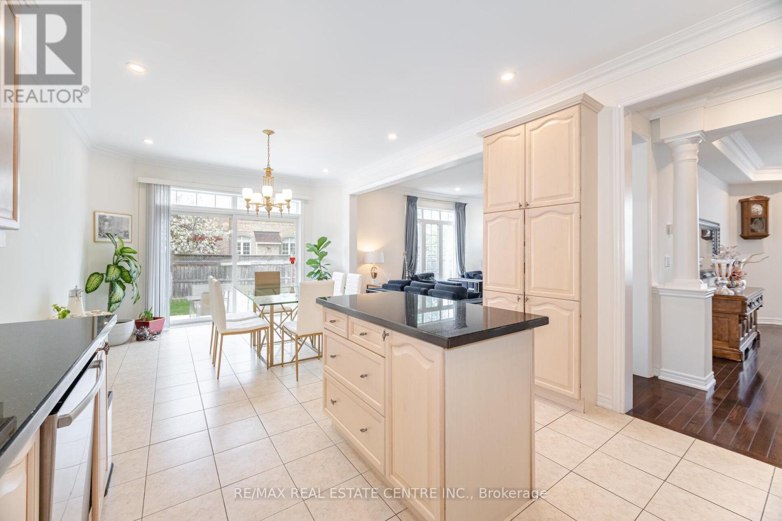 3401 Hideaway Place, Mississauga, Ontario  L5M 0A7 - Photo 14 - W12935374