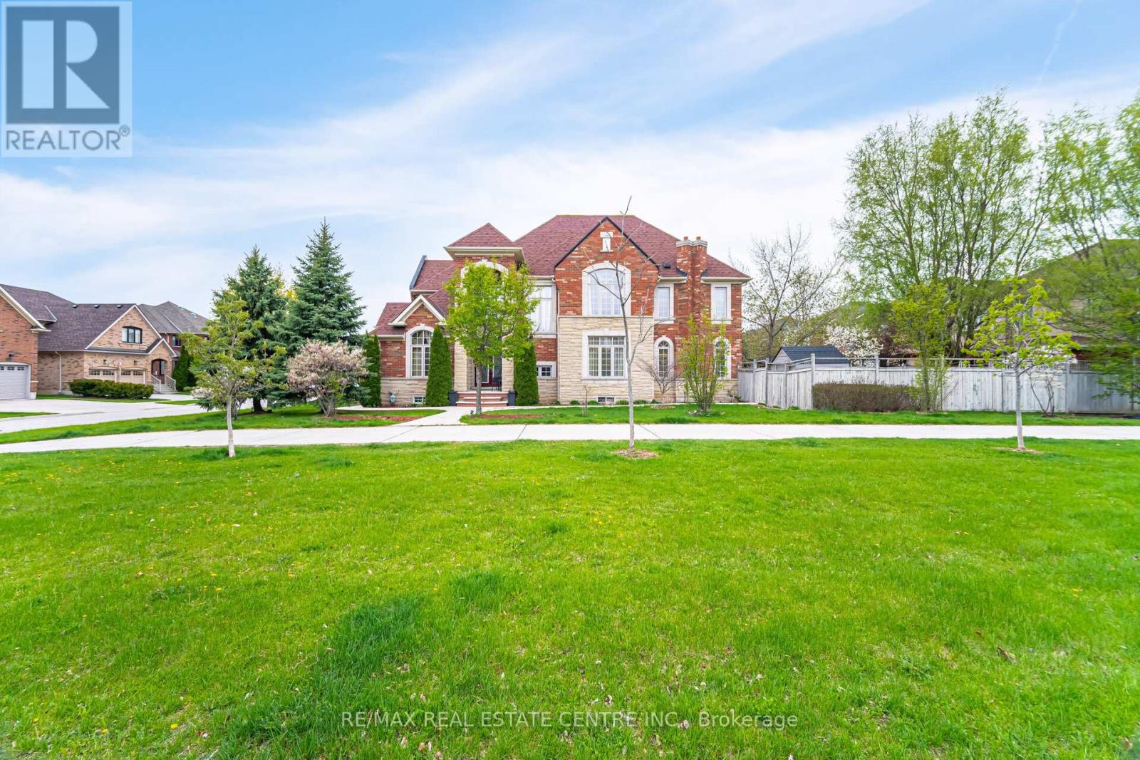 3401 Hideaway Place, Mississauga, Ontario  L5M 0A7 - Photo 2 - W12935374