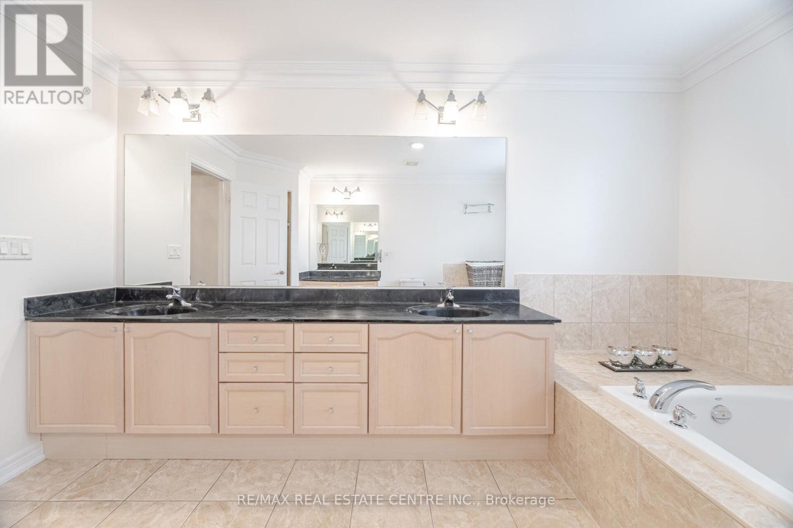 3401 Hideaway Place, Mississauga, Ontario  L5M 0A7 - Photo 27 - W12935374