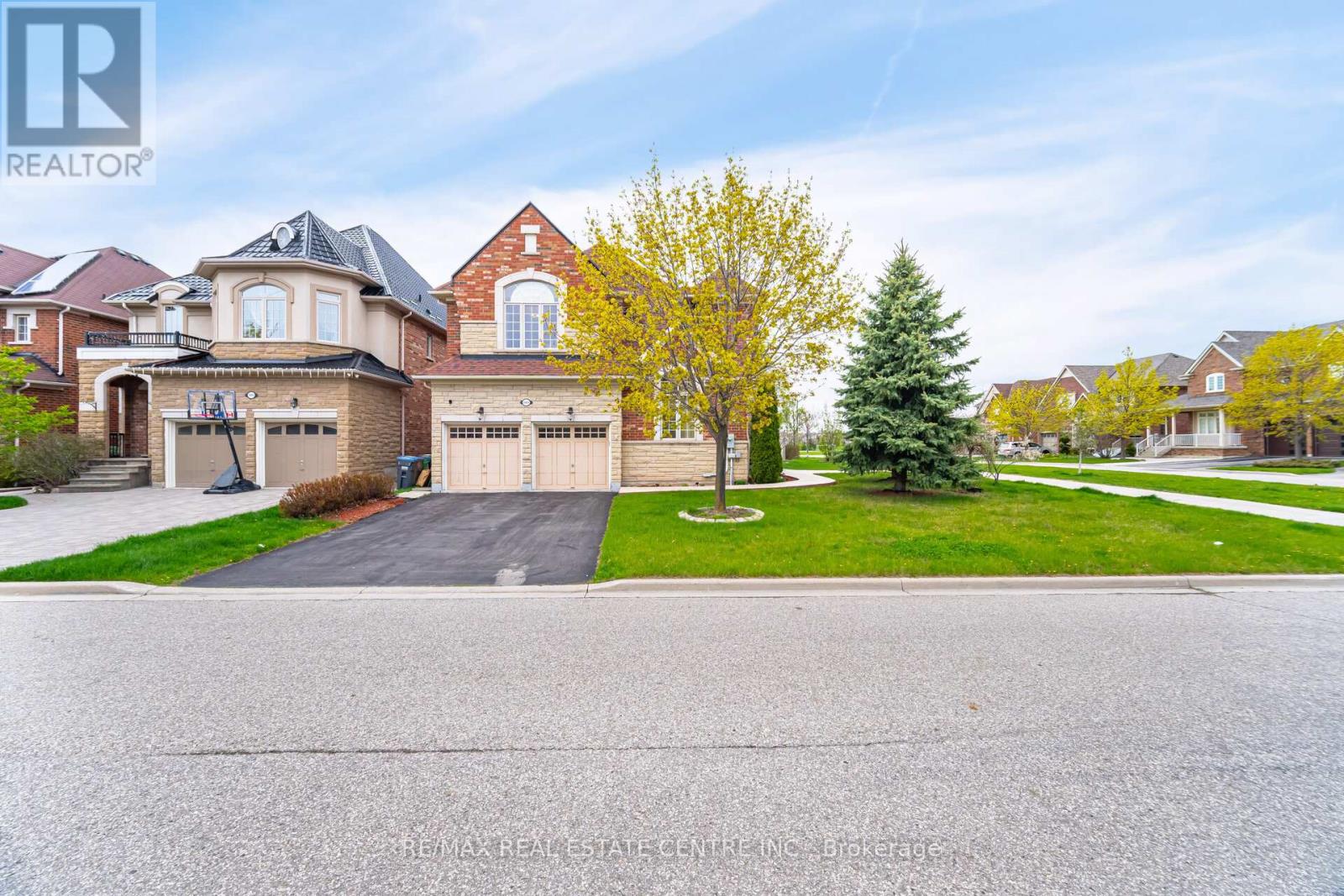 3401 Hideaway Place, Mississauga, Ontario  L5M 0A7 - Photo 3 - W12935374